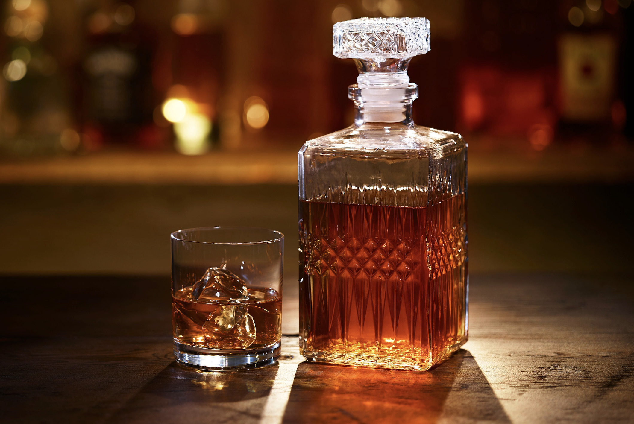 Una ampolla de whisky amb el seu got pertinent.