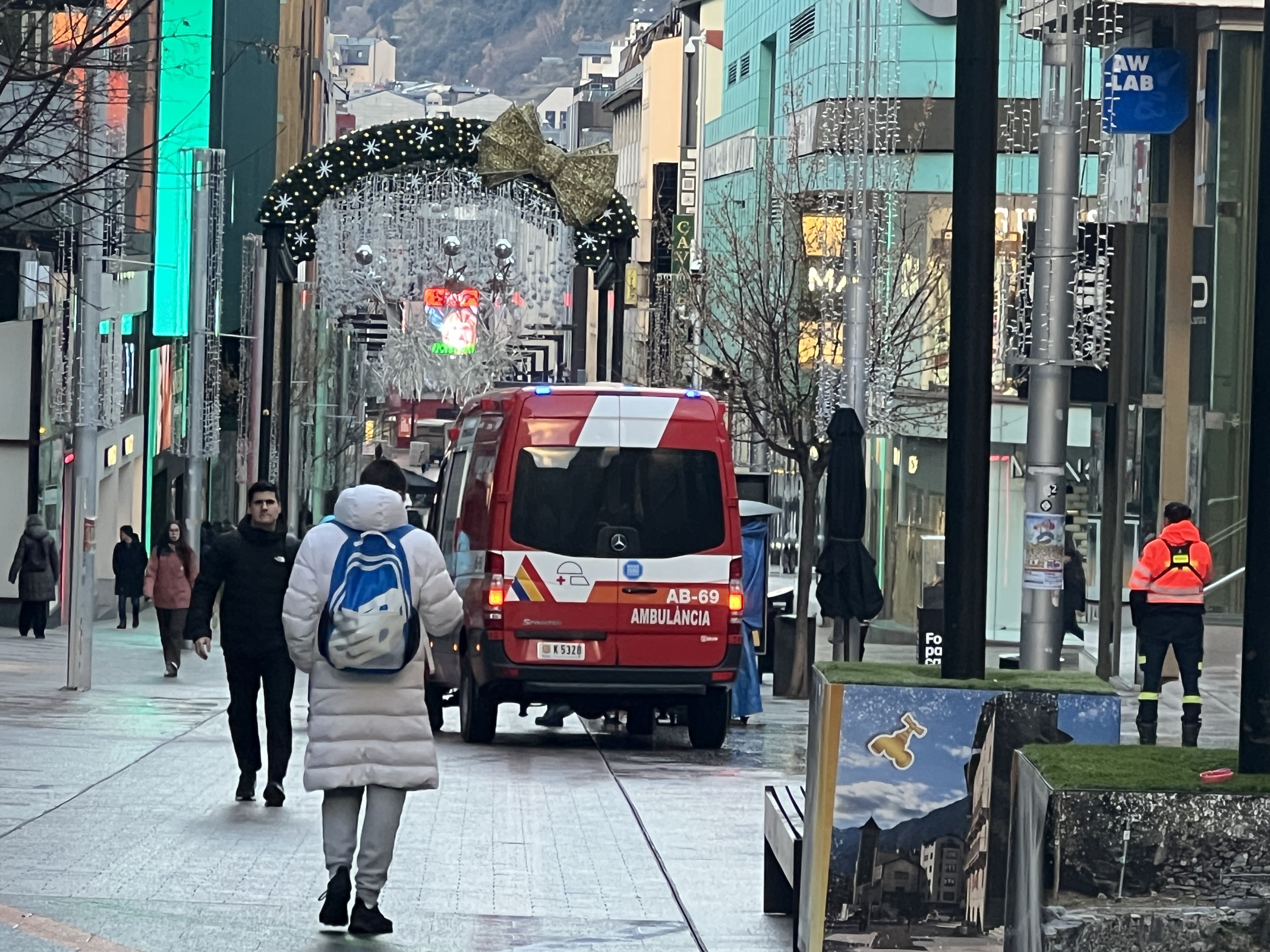 Una ambulància dels bombers a primera hora d'aquest matí al bell mig de l'avinguda Carlemany.