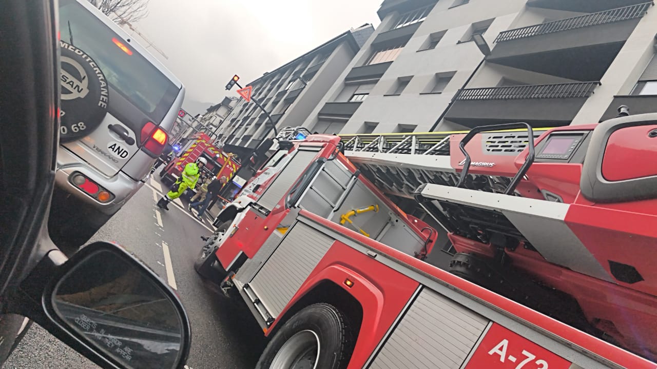 Dues de les dotacions de Bombers, entrant a l'edifici en qüestió.
