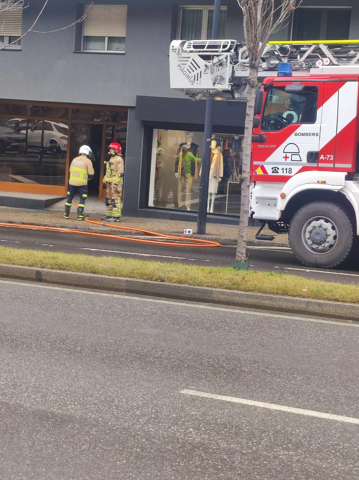 Els bombers, a l'entrada de l'edifici de l'avinguda Tarragona. Els bombers, a l'entrada de l'edifici de l'avinguda Tarragona.