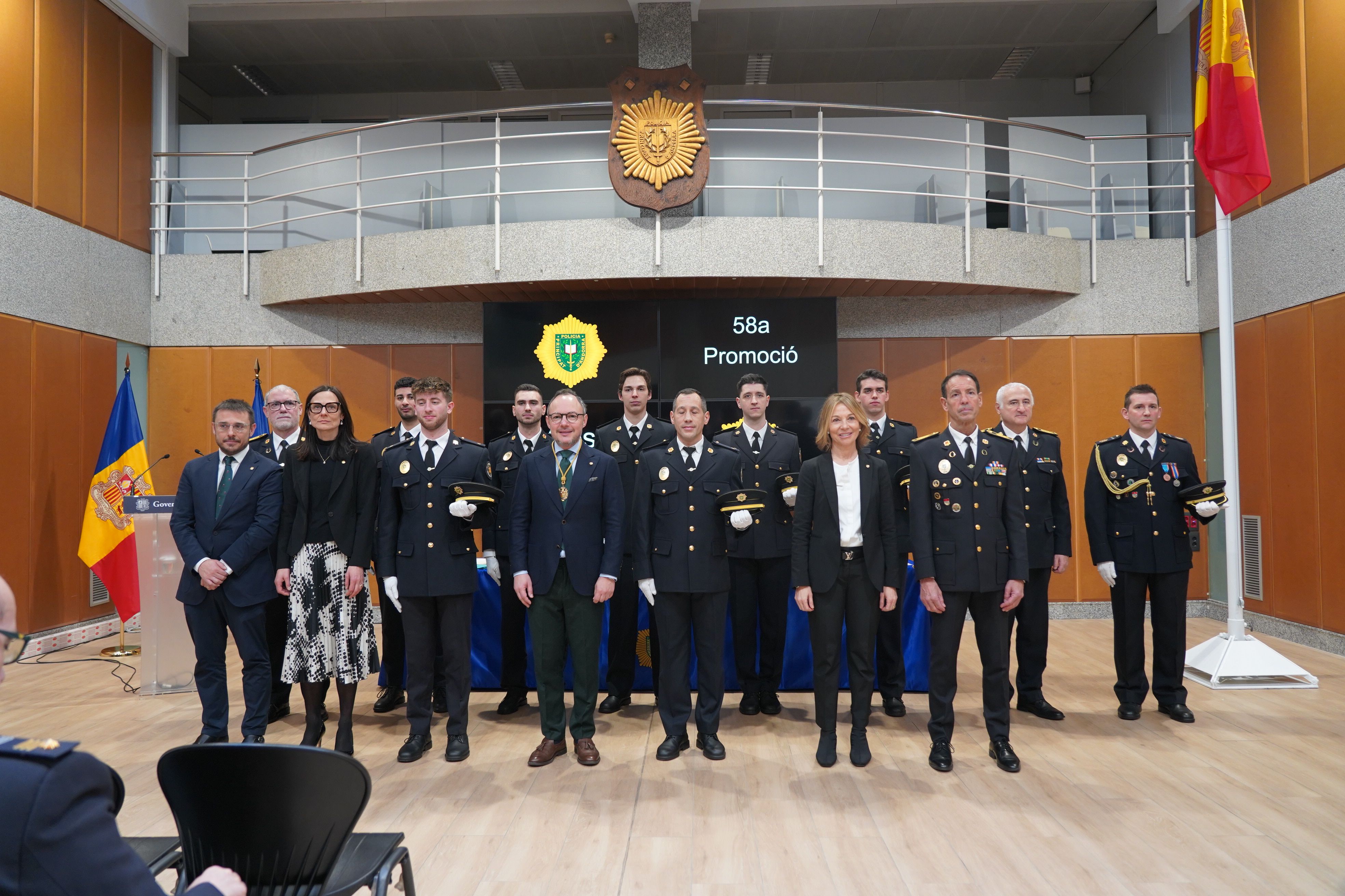 Foto de grup de la promociò amb les autoritats. Foto de grup de la promociò amb les autoritats.