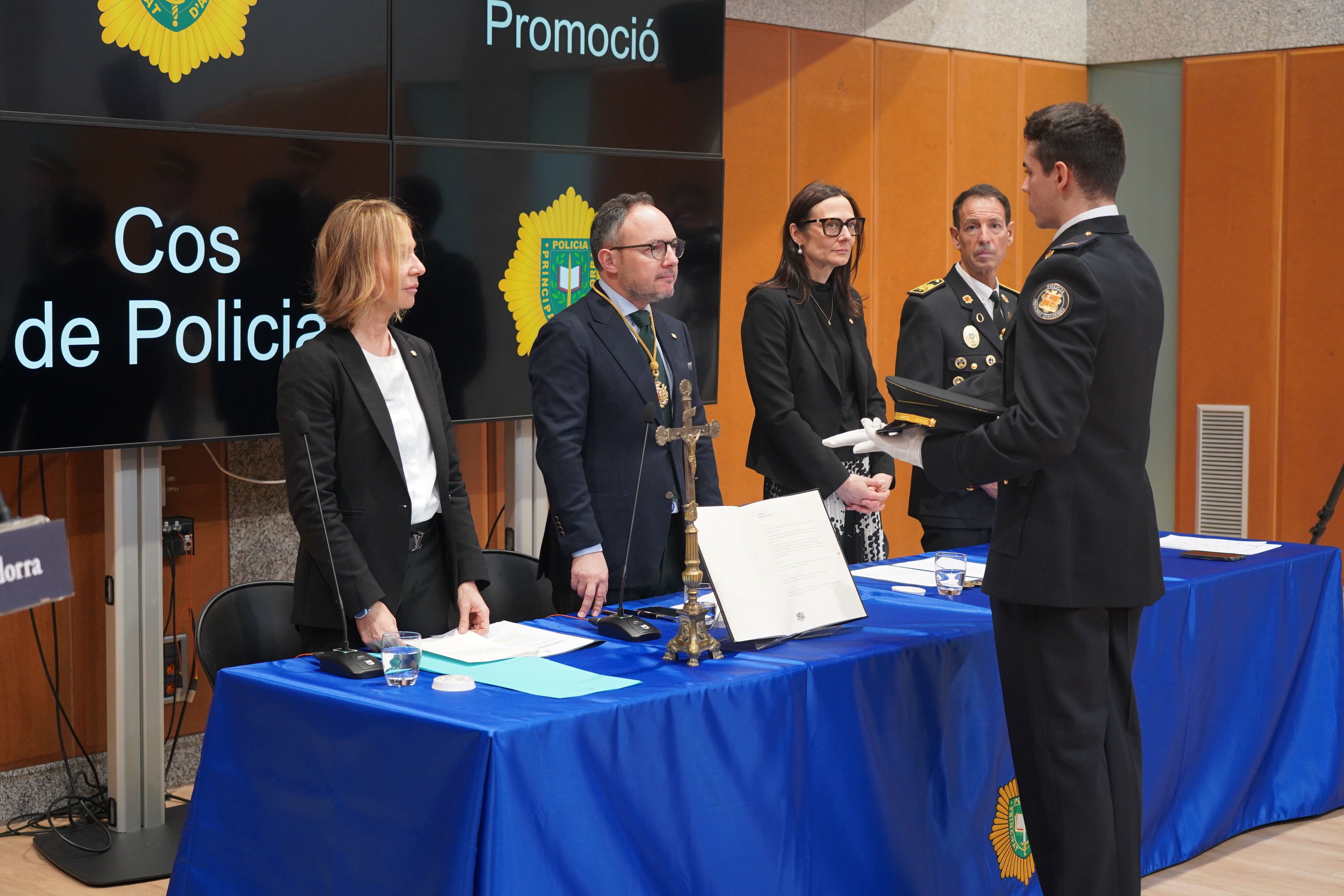 Un dels agents promet el càrrec.