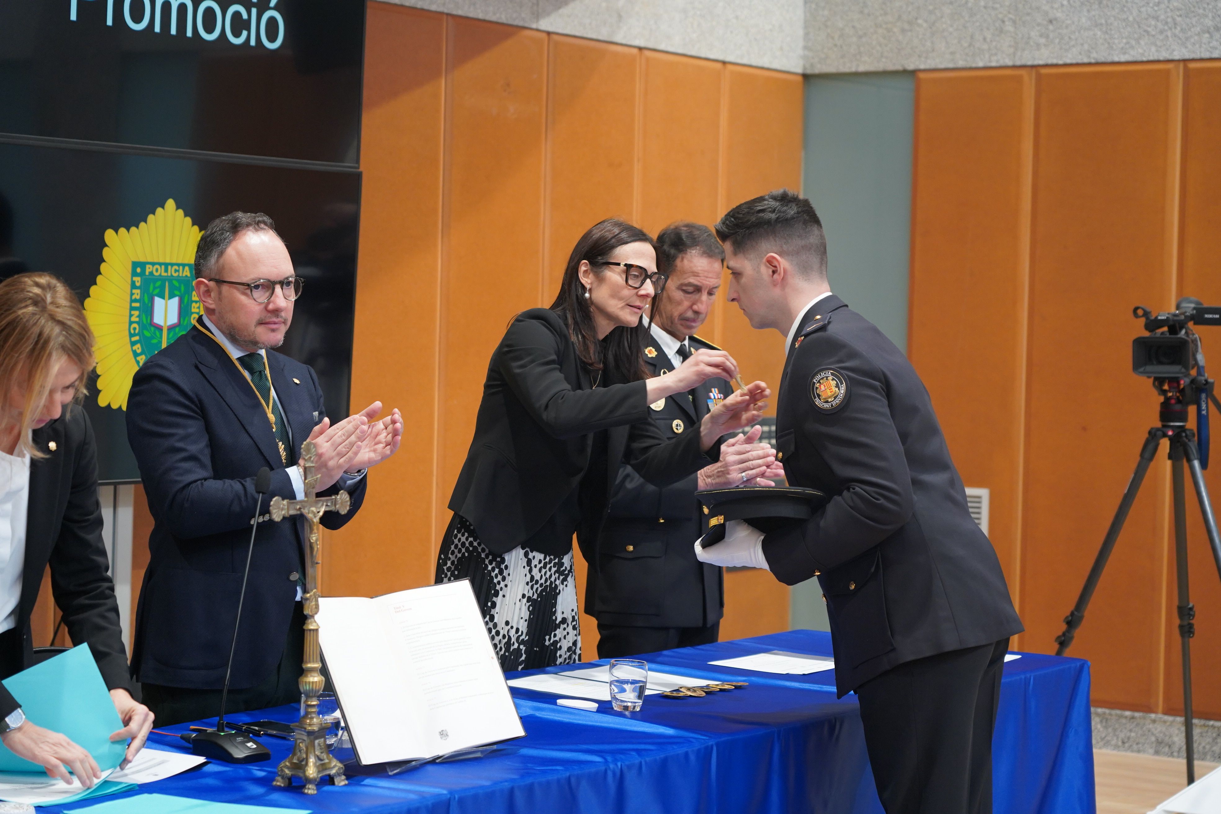 Molné posa la medalla a un altre dels graduats.