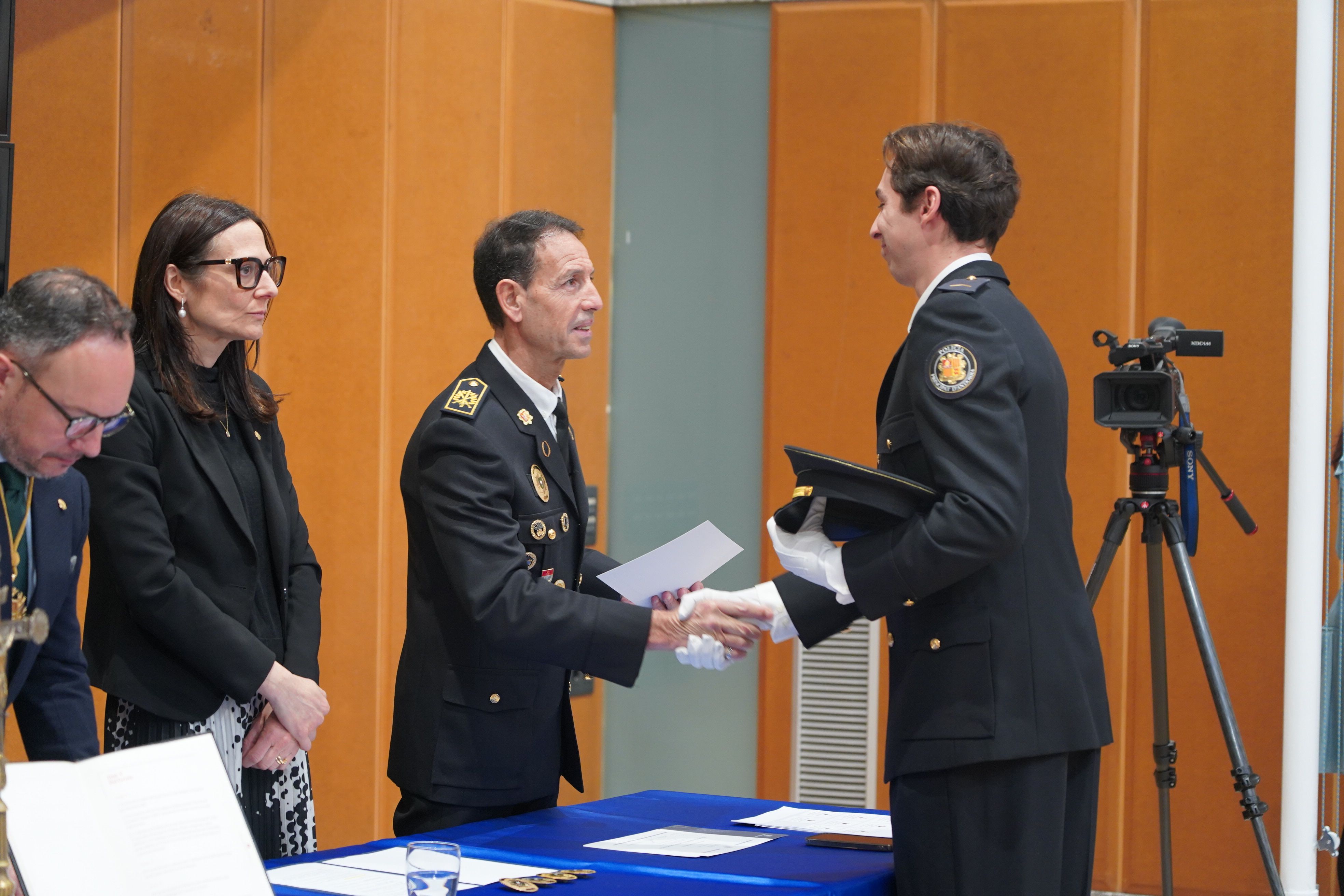 Lasne entrega el diploma a un dels nous policies.