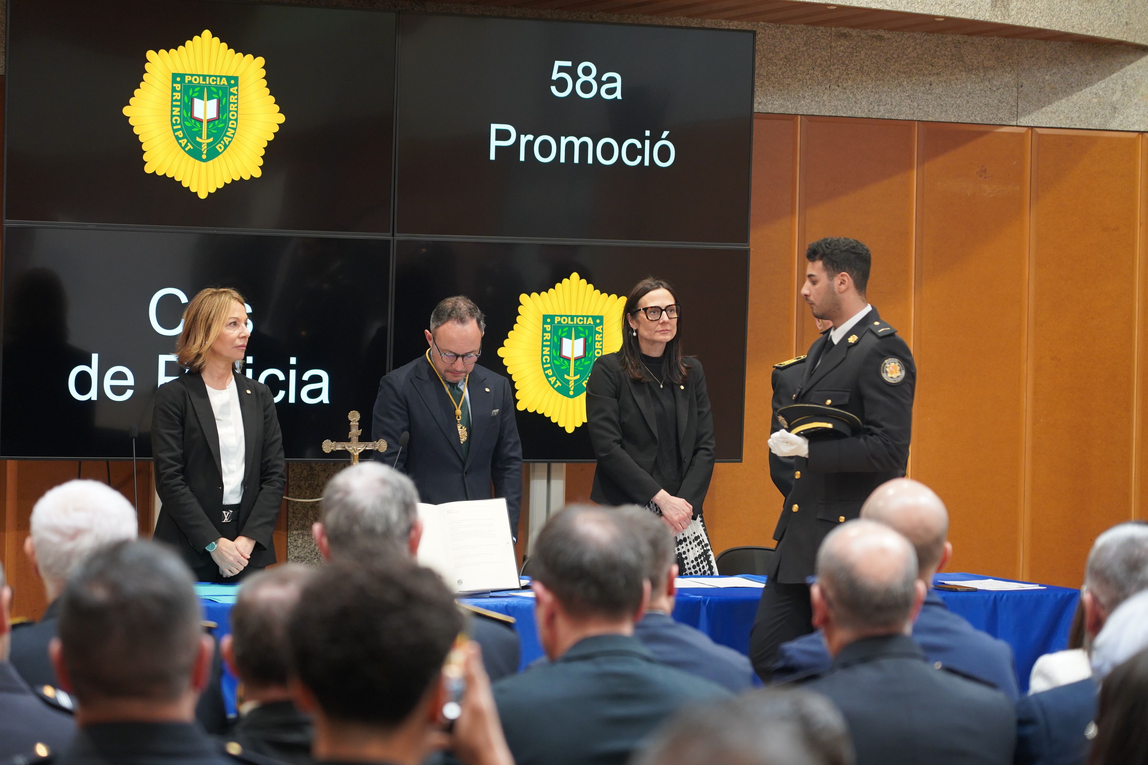 Un altre dels agents passa per davant de les autoritats.