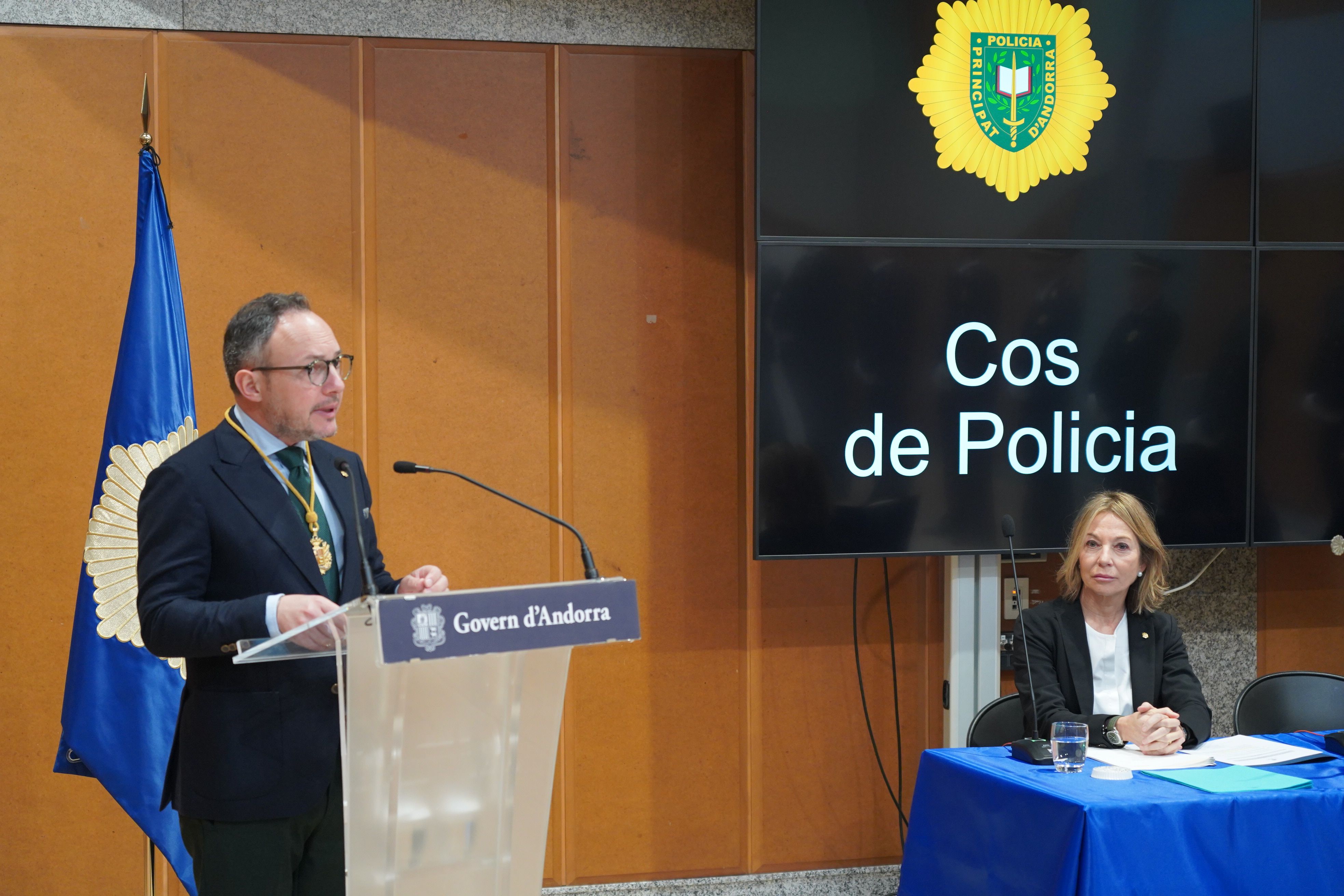 Espot, dirigint-se als graduats.