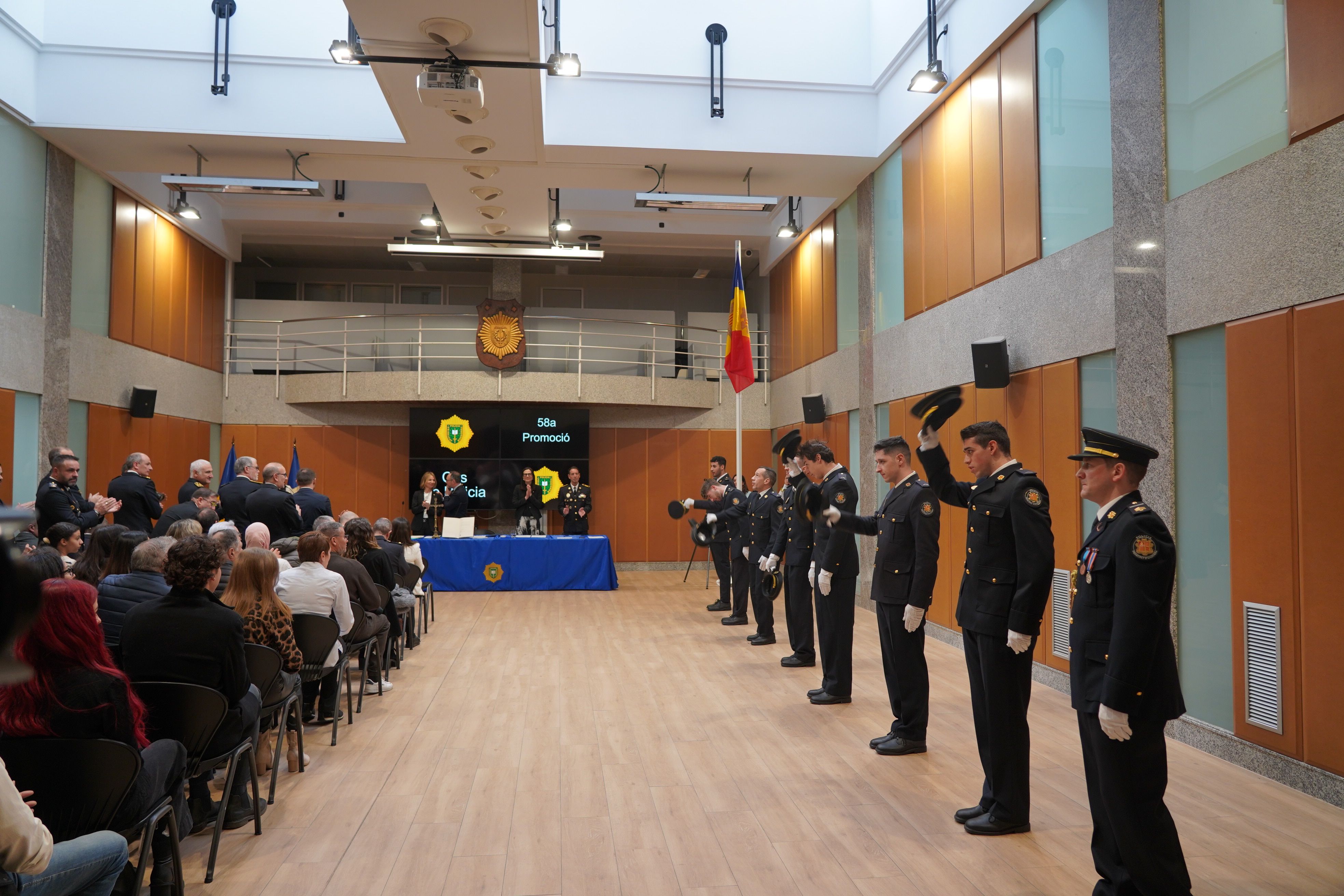 A punt de llançar les gorres.