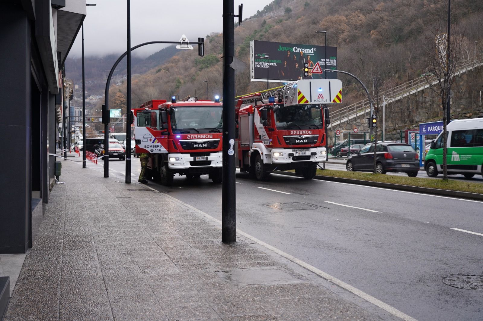 Els dos camions de bombers, davant l'edifici on s'ha produït l'incendi. Els dos camions de bombers, davant l'edifici on s'ha produït l'incendi.