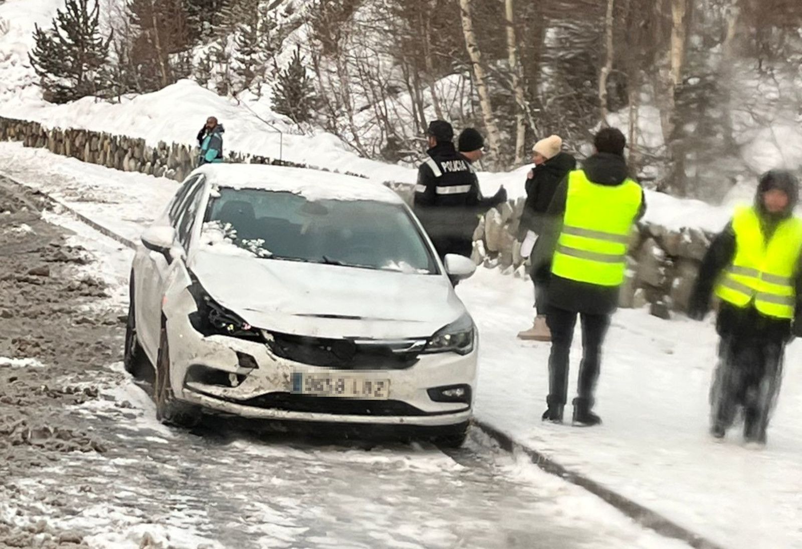 Un dels turismes accidentats a Incles. Un dels turismes accidentats a Incles.