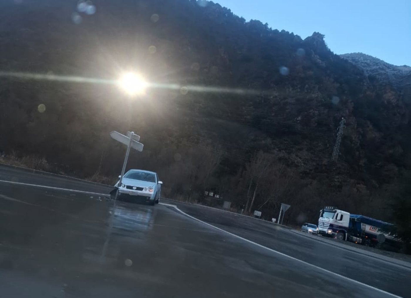 El cotxe andorrà accidentat a la rotonda d'Arcavell. El cotxe andorrà accidentat a la rotonda d'Arcavell.
