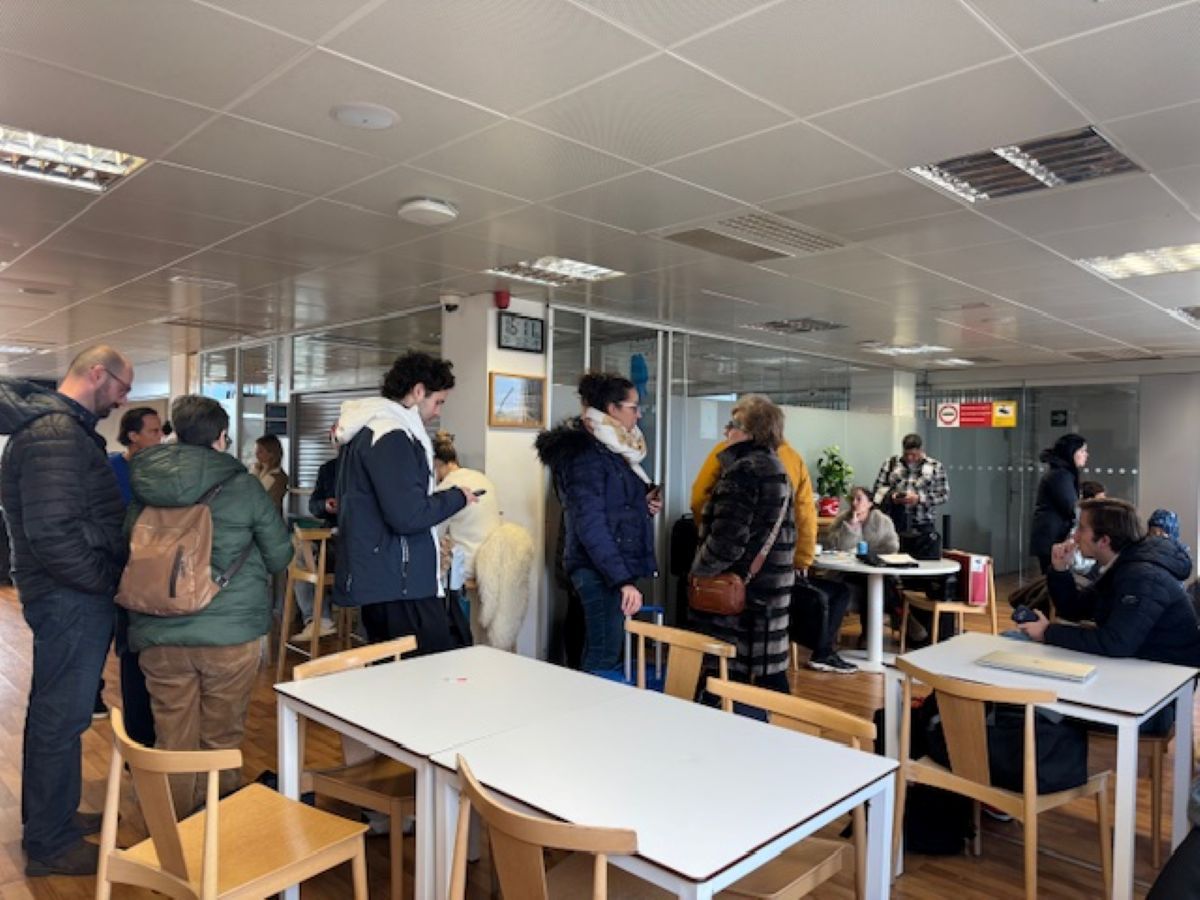 Diversos passatgers que viatjaven aquest divendres a la tarda, a l'aeroport d'Andorra-La Seu. Diversos passatgers que viatjaven aquest divendres a la tarda, a l'aeroport d'Andorra-La Seu.