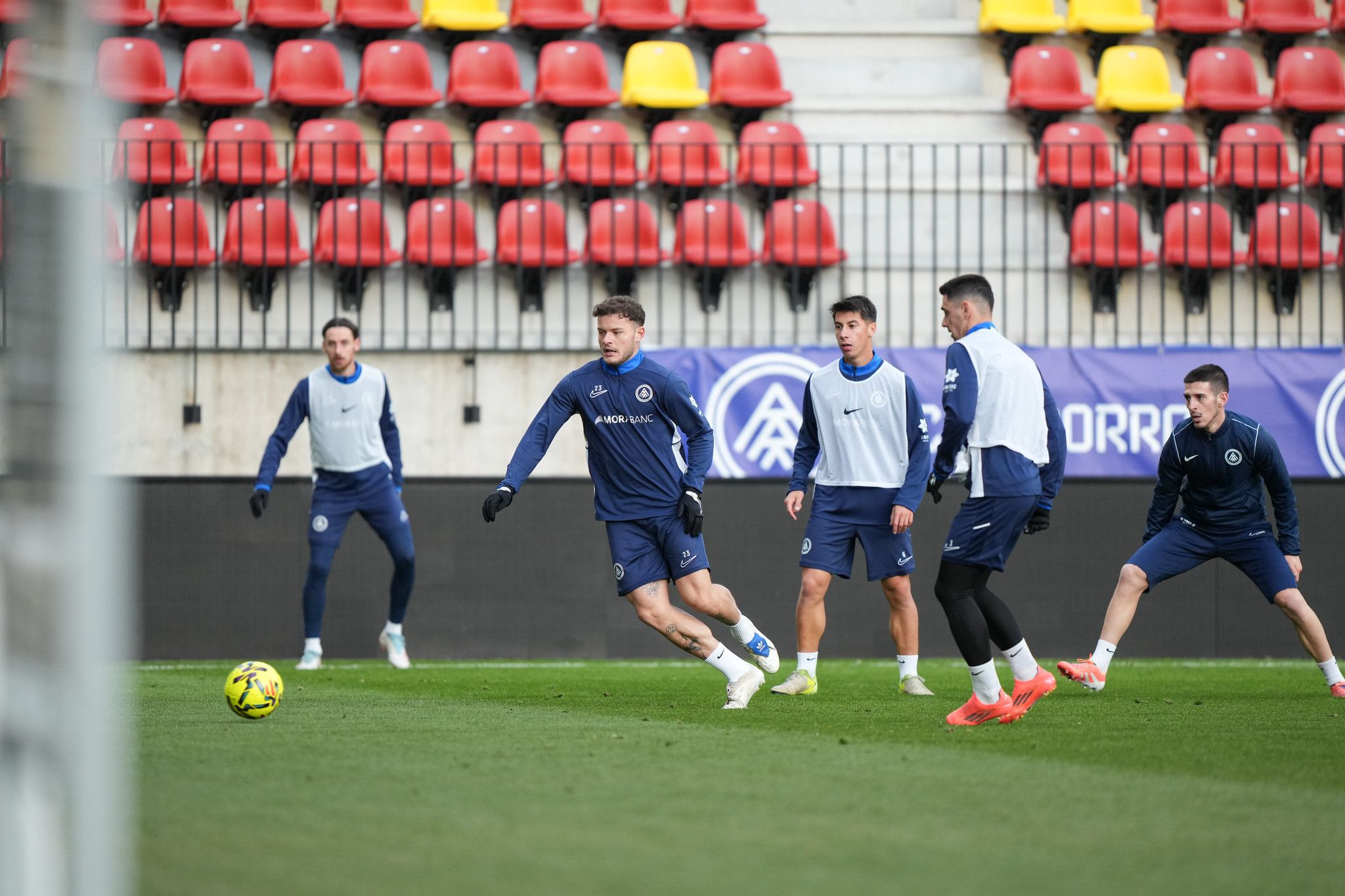 Els jugadors de l'FC Andorra, exercitant-se en temperatures sota zero a Encamp.