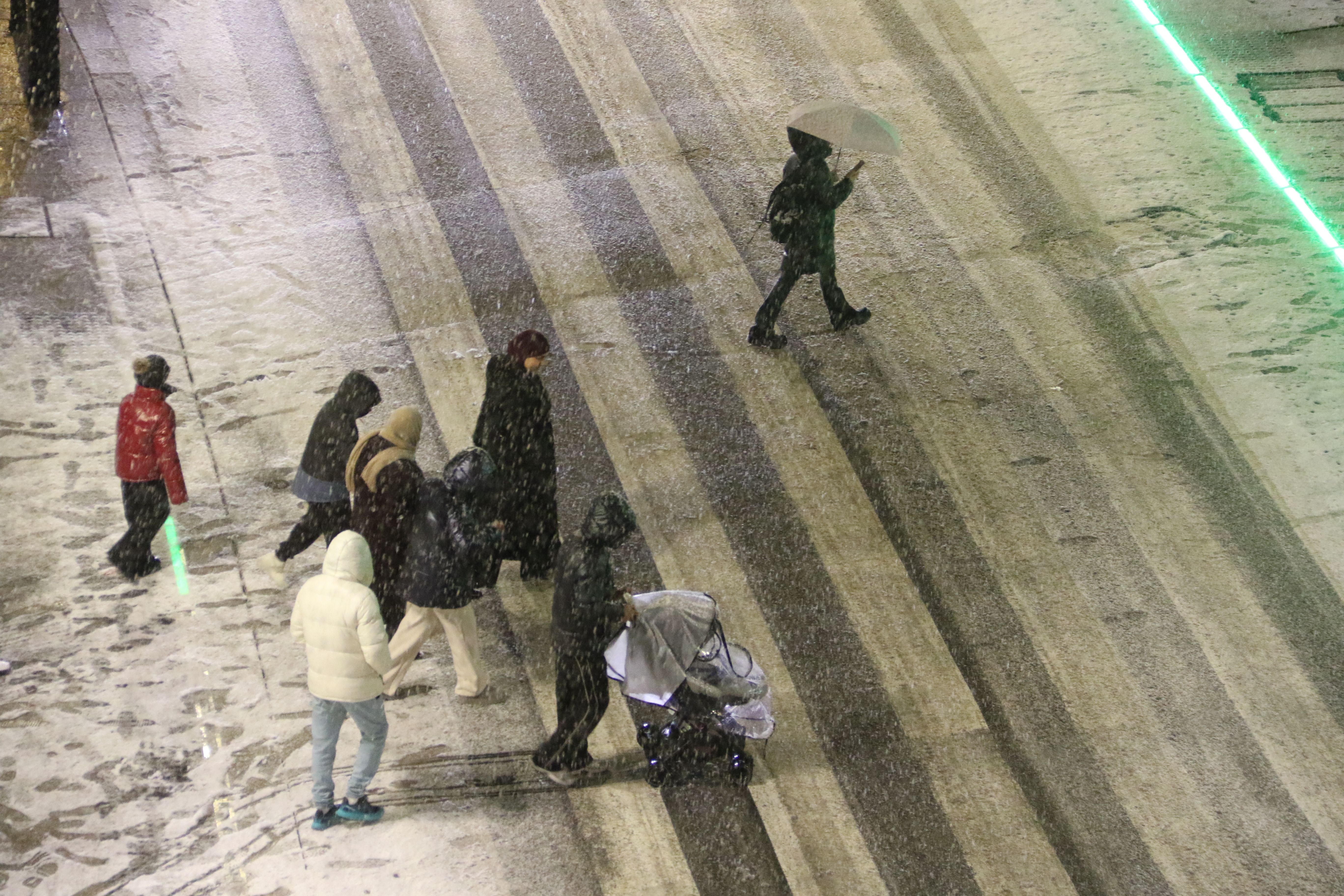 Vianants creuant un pas al centre d'Andorra la Vella.