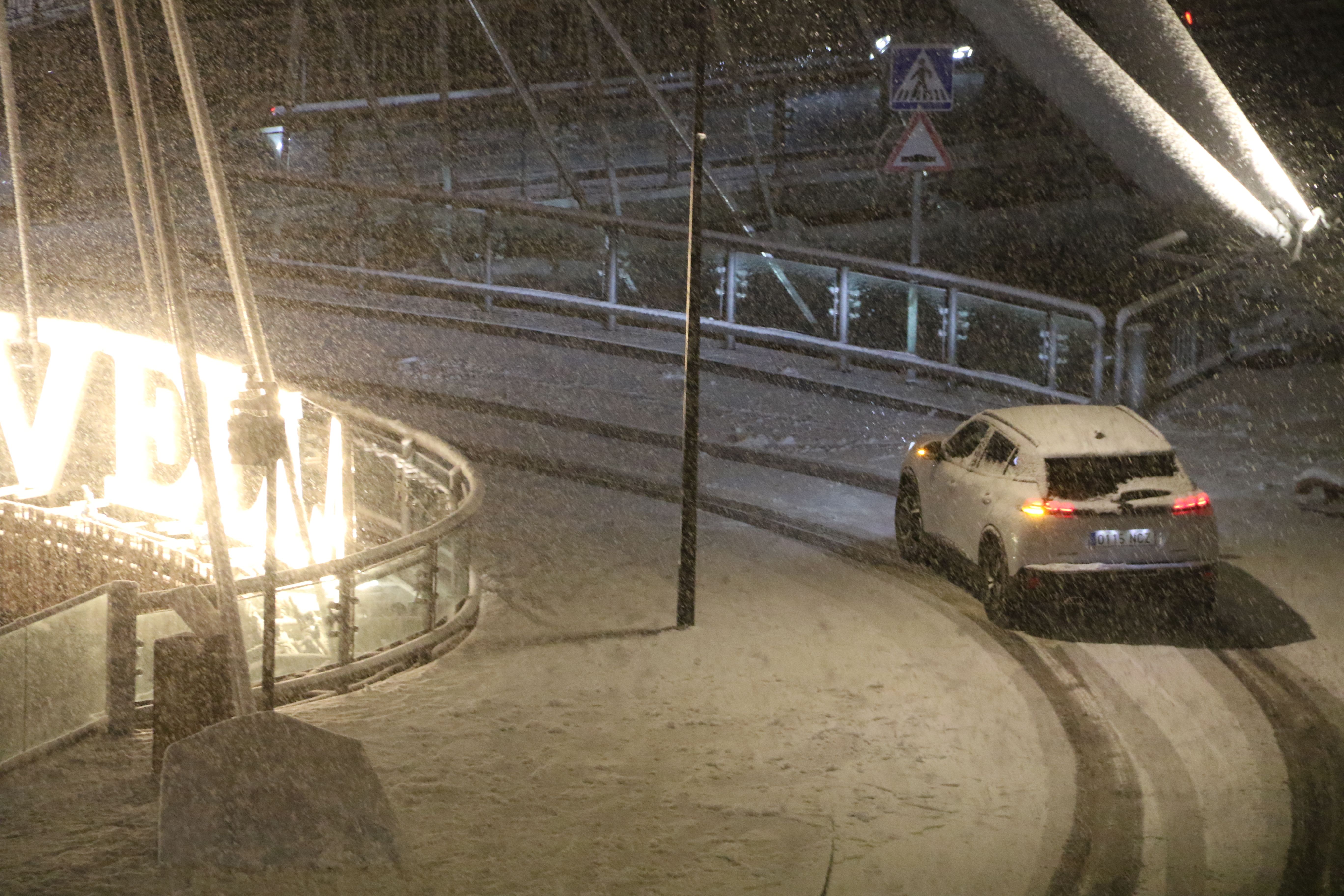 Un cotxe espanyol circulant per la zona del pont de París.