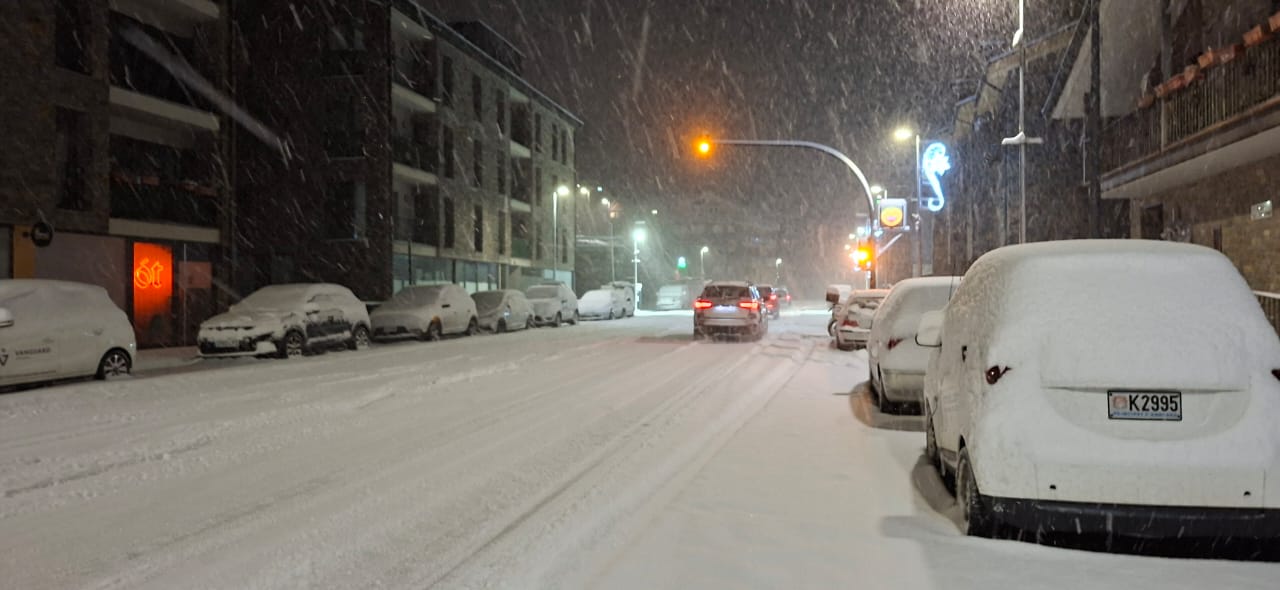 La carretera genera a la Cortinada.
