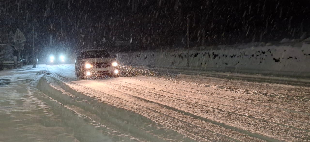 Un cotxe circulant per la Cortinada.