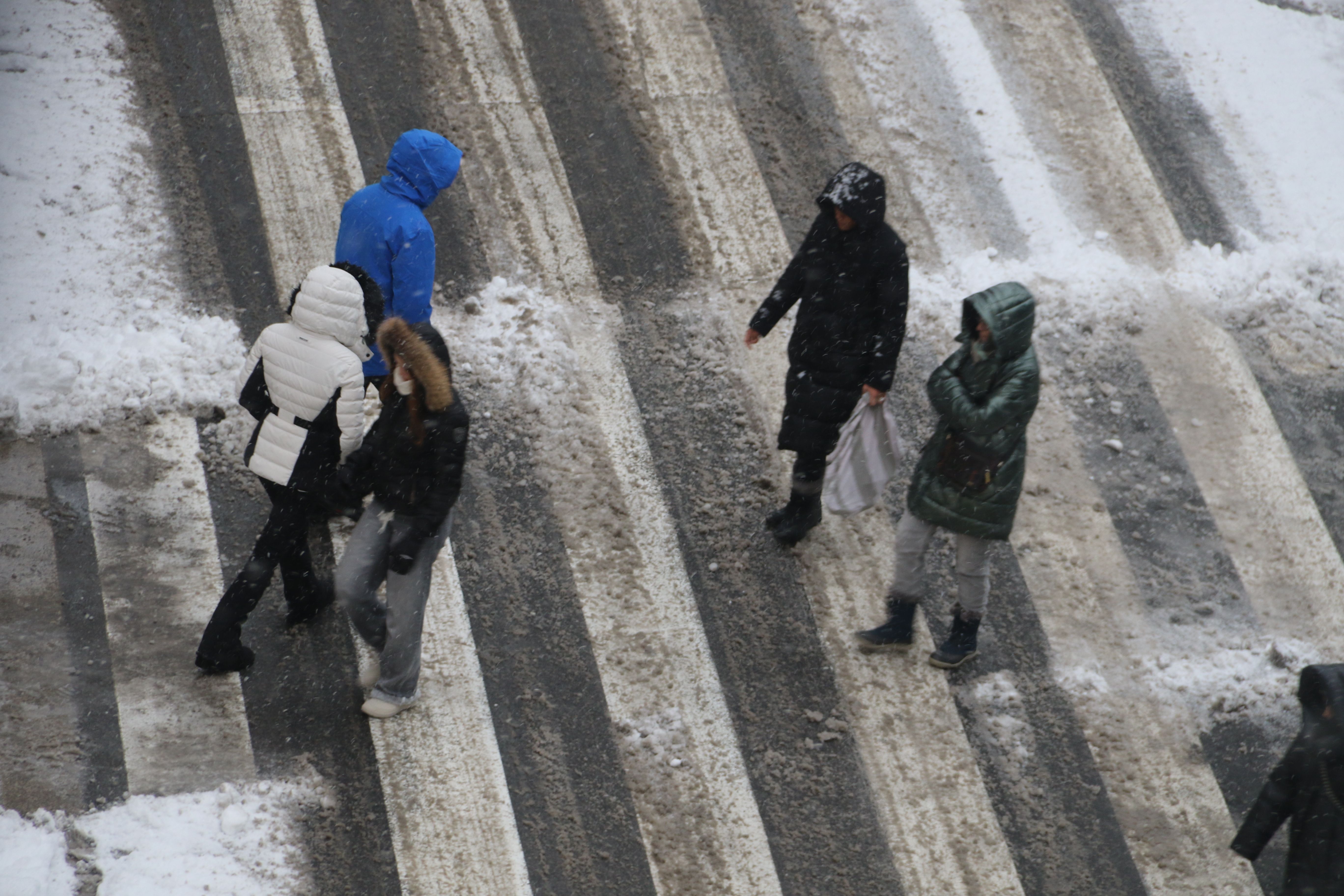 Creuant un pas de vianants a Andorra la Vella. Creuant un pas de vianants a Andorra la Vella.