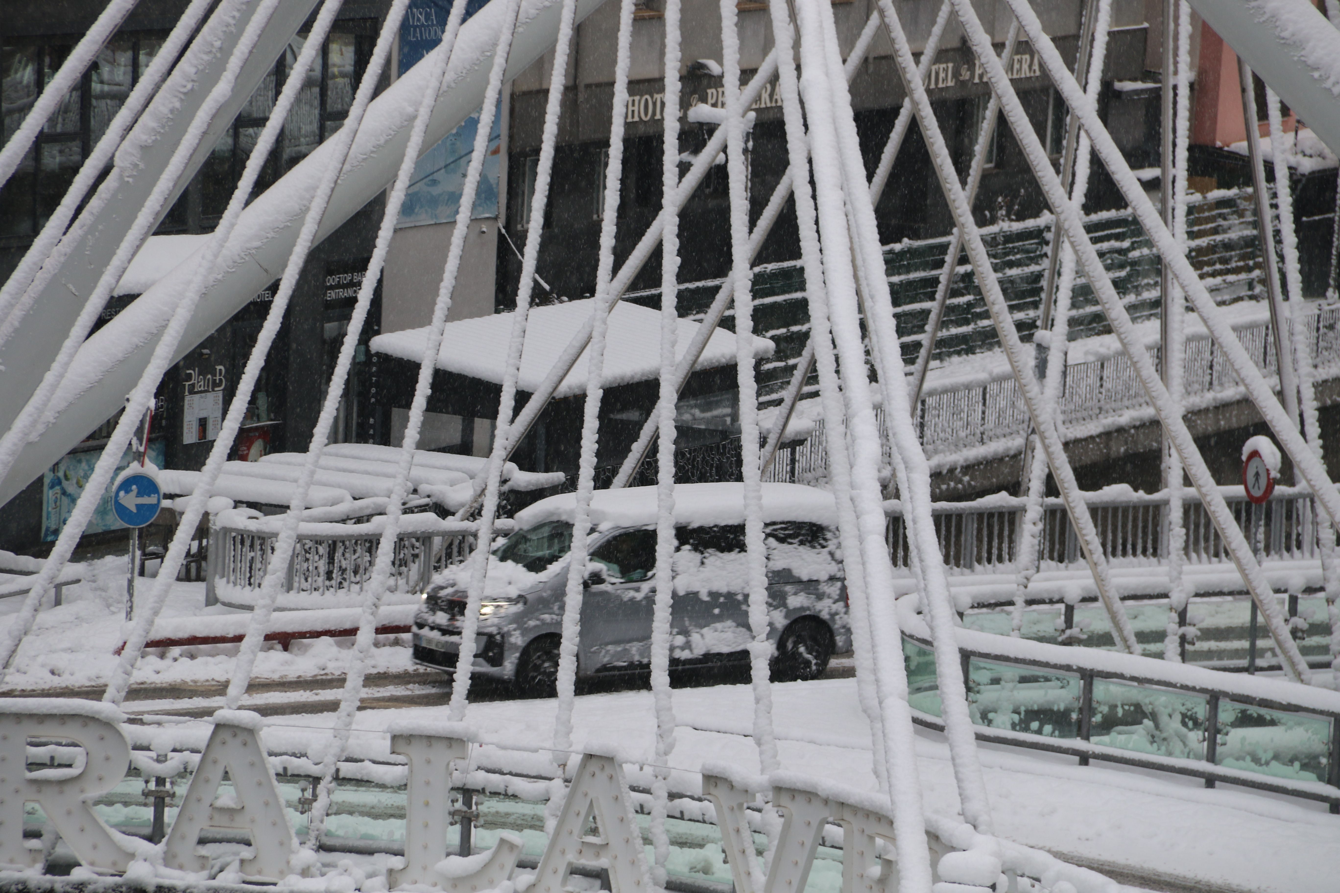 Una furgoneta circulant pel pont de París. Una furgoneta circulant pel pont de París.