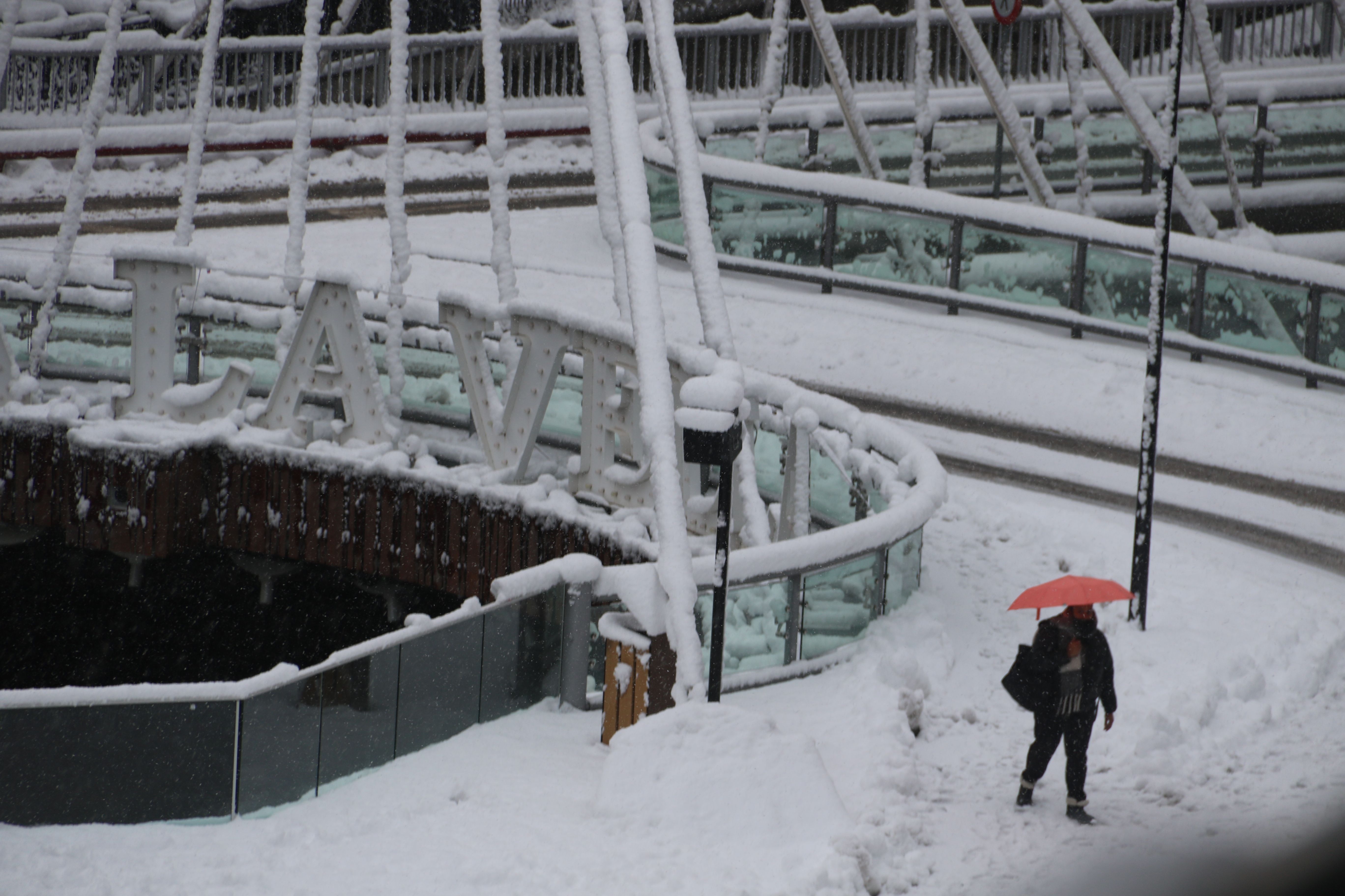 Una vianant caminant per la zona del pont de París d'Andorra la Vella. Una vianant caminant per la zona del pont de París d'Andorra la Vella.