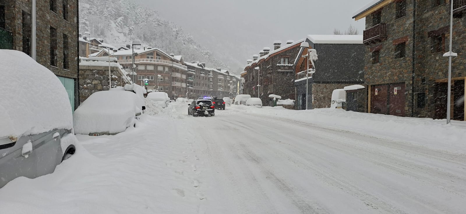 Vehicles a la carretera a la Cortinada. Vehicles a la carretera a la Cortinada.
