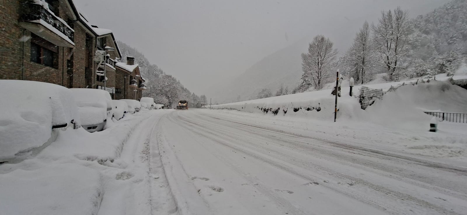 Estat de la carretera a la Cortinada. Estat de la carretera a la Cortinada.