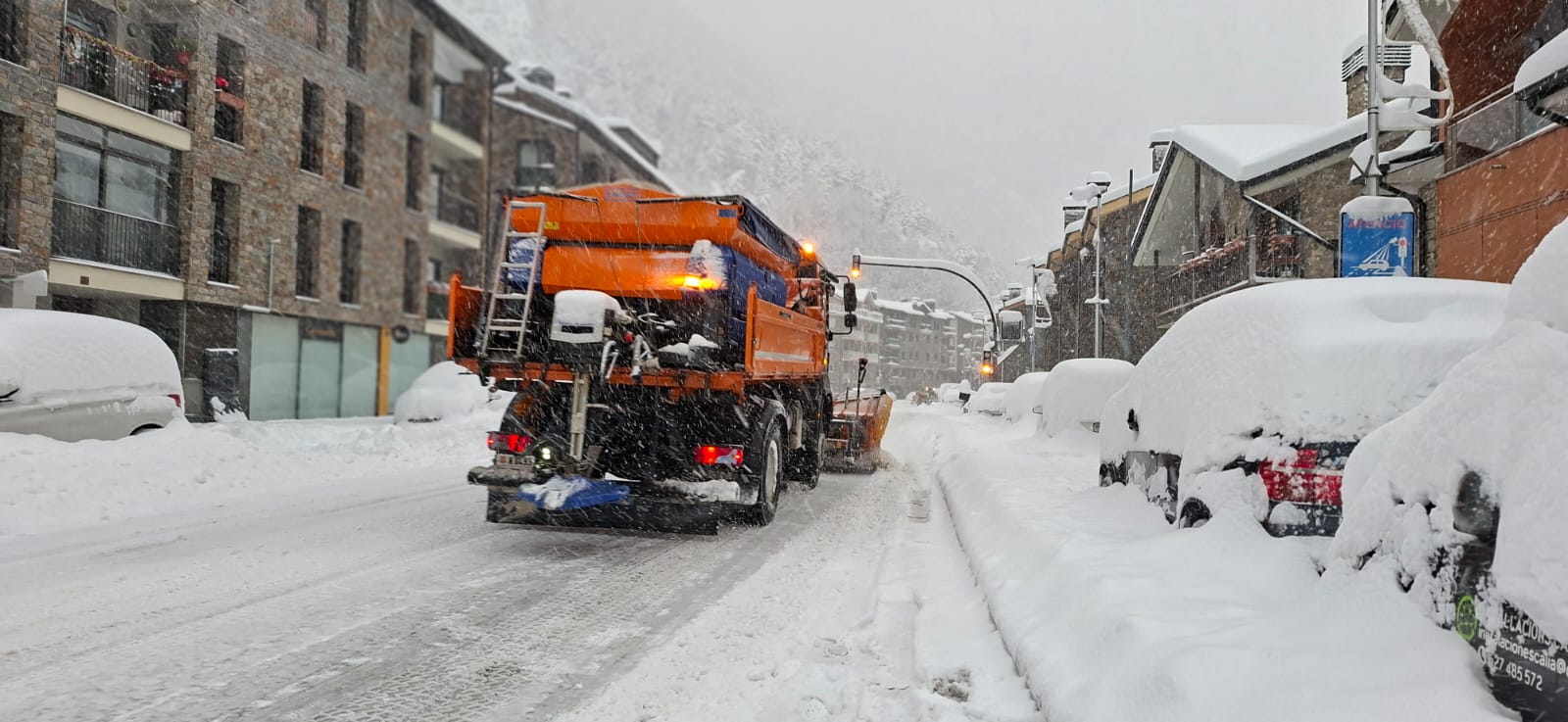Una màquina llevaneus passant per la Cortinada. Una màquina llevaneus passant per la Cortinada.