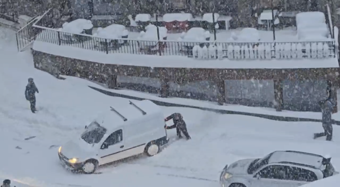 Empenyent un cotxe enmig de la neu al Pas de la Casa. Empenyent un cotxe enmig de la neu al Pas de la Casa.
