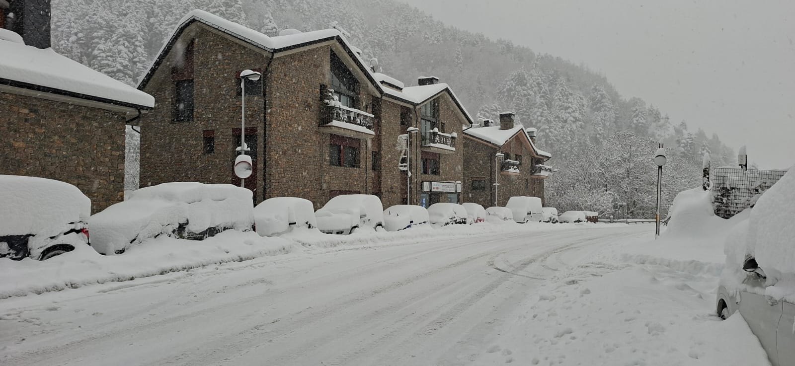Estat de la carretera a la Cortinada. Estat de la carretera a la Cortinada.