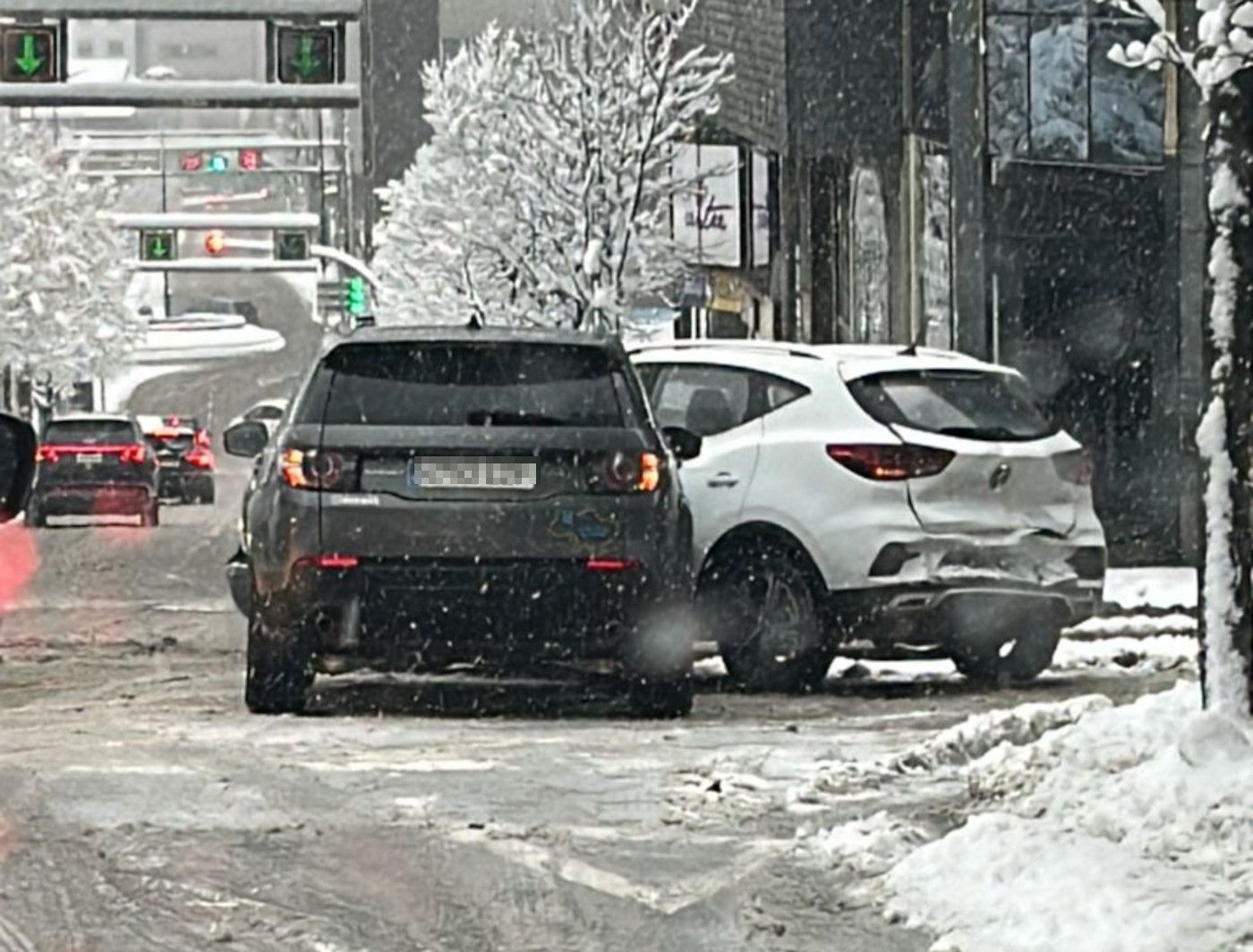 La topada entre els dos vehicles al quilòmetre zero. La topada entre els dos vehicles al quilòmetre zero.