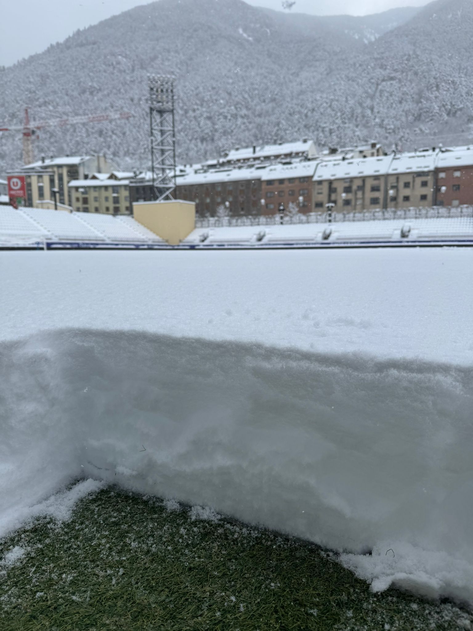 Una gruixuda capa de neu cobreix l'estadi on s'ha de disputar el partit.