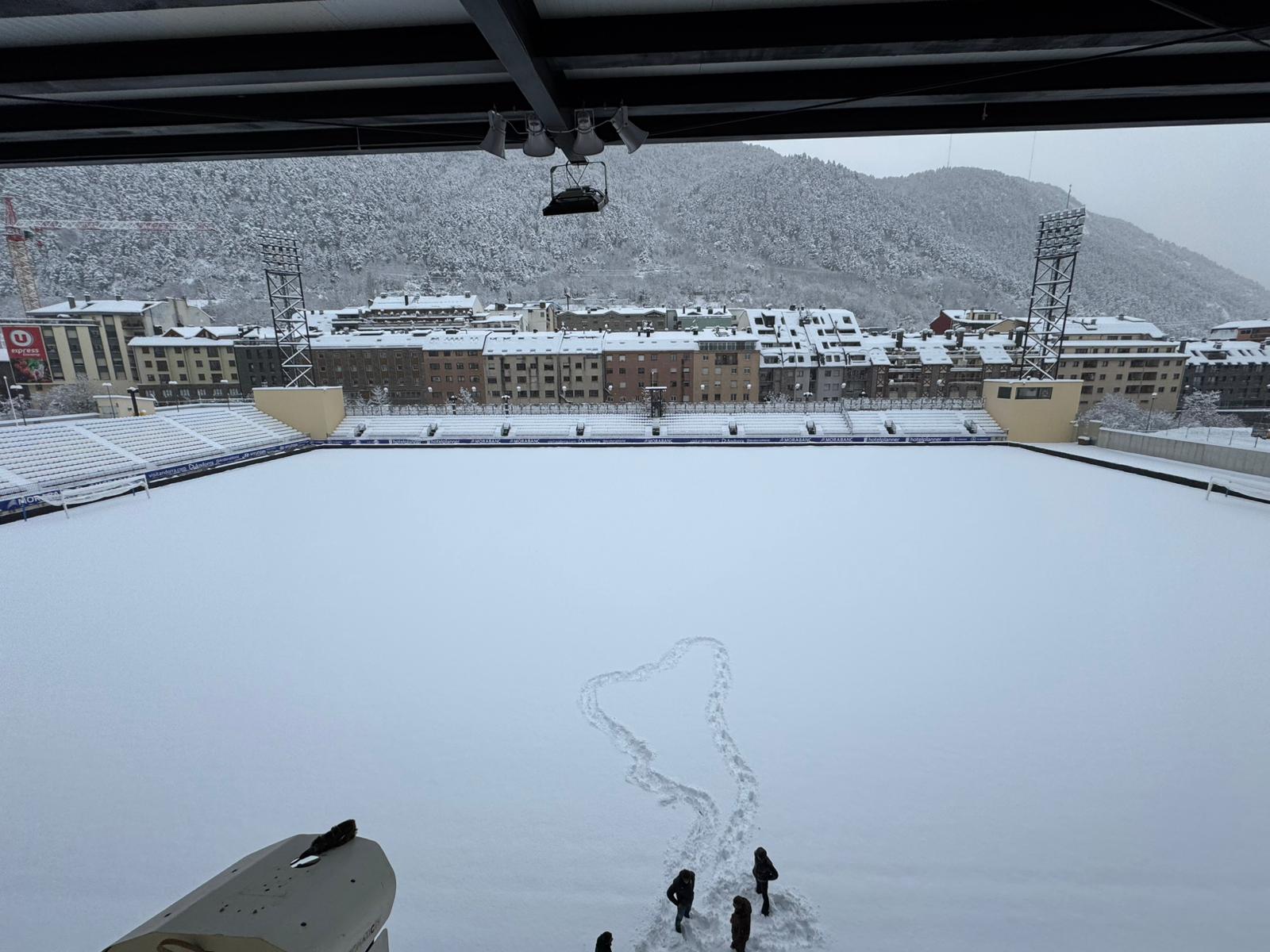 L'estadi d'Encamp, aquest dissabte al matí quan els operaris de l'FC Andorra han començat a treure neu.