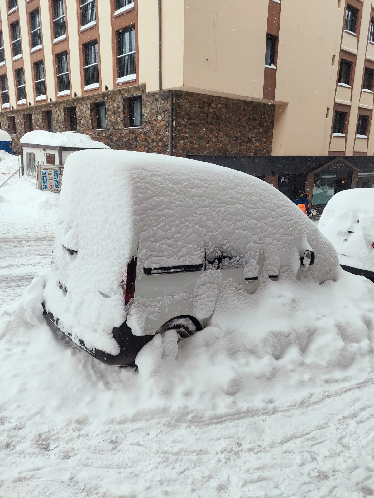 Una furgoneta coberta de neu al Pas de la Casa. Una furgoneta coberta de neu al Pas de la Casa.