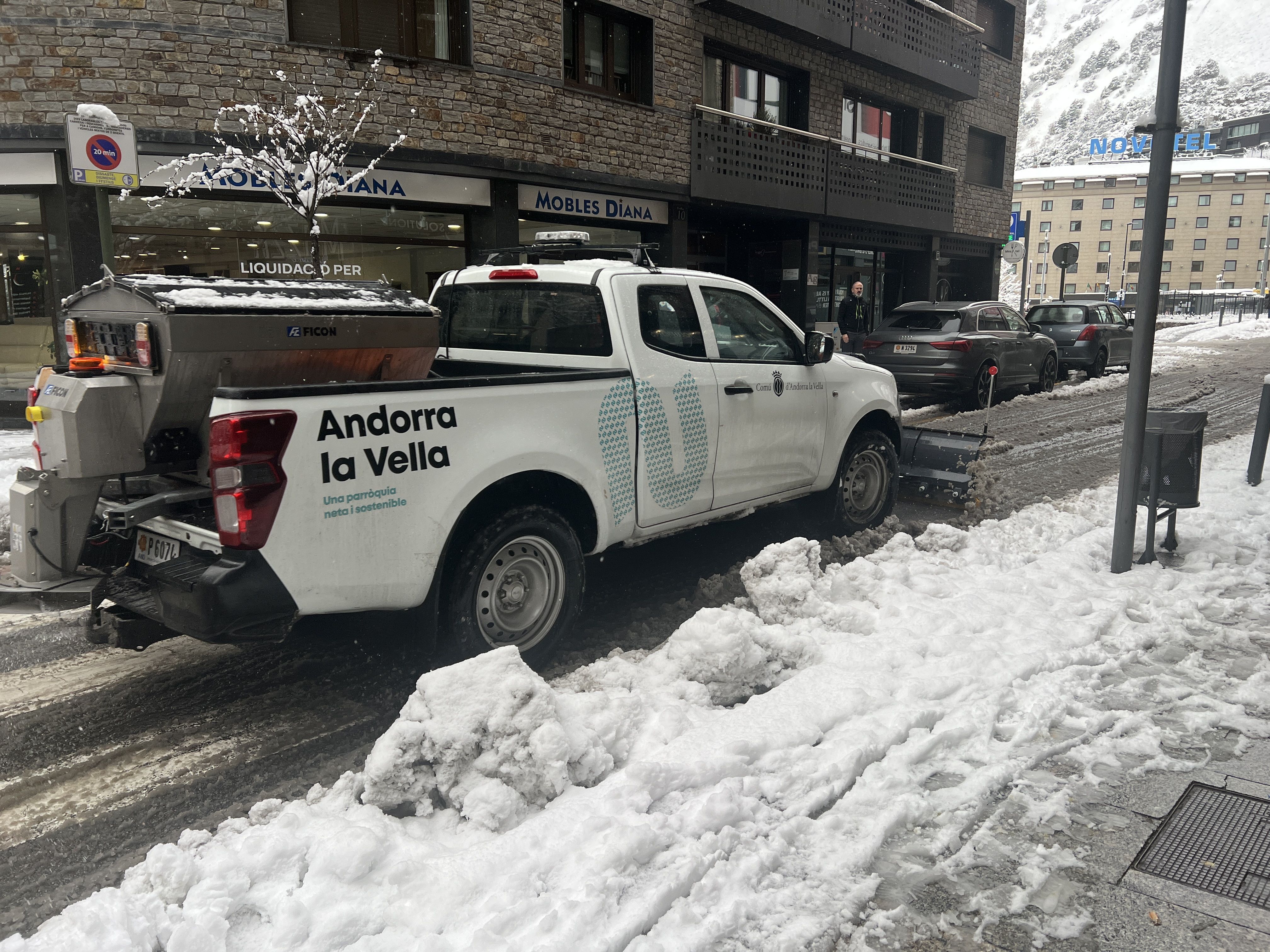 Una pick up llevaneus passant per carrers d'Andorra la Vella. Una pick up llevaneus passant per carrers d'Andorra la Vella.