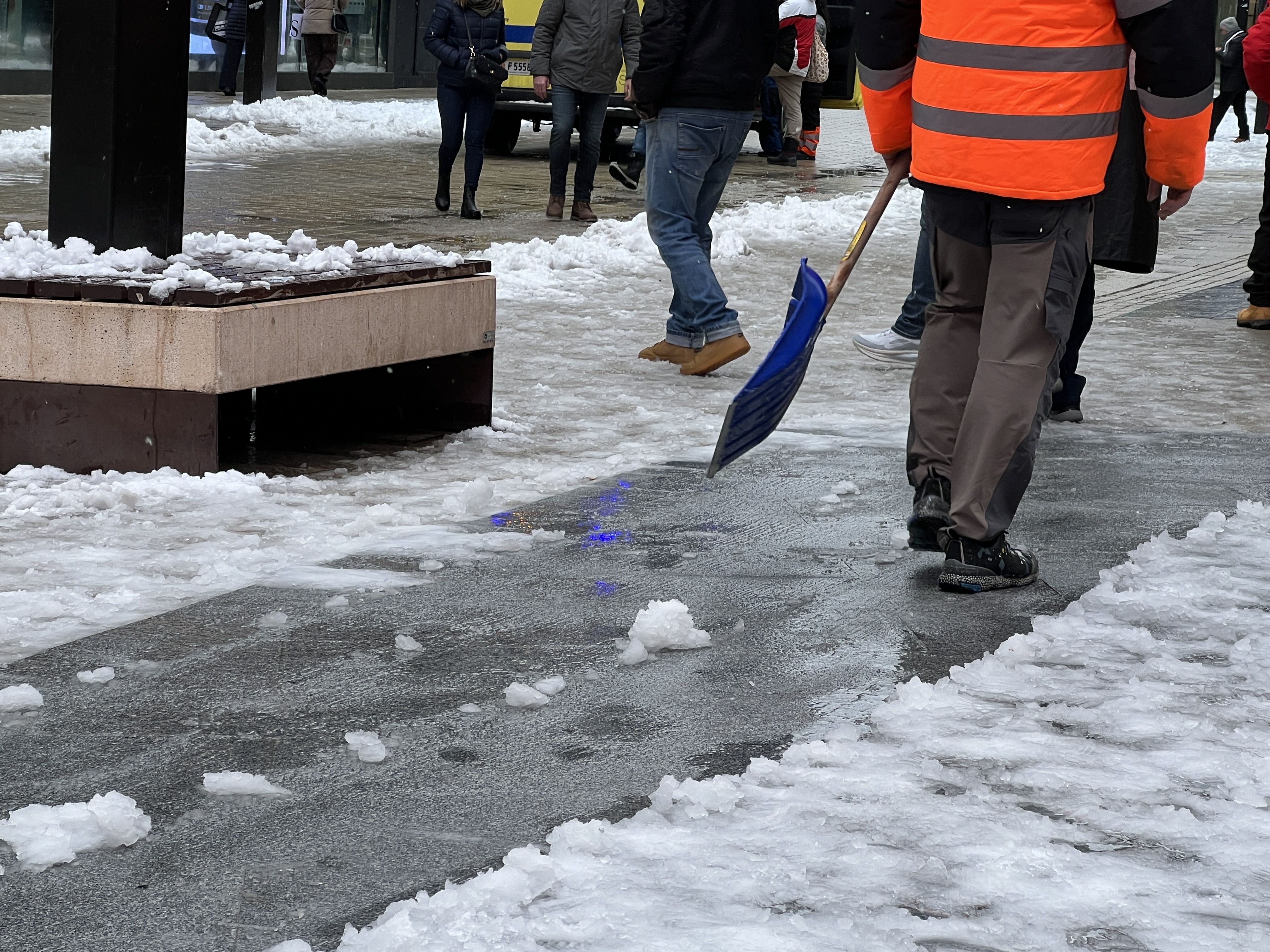 Netejant a l'avinguda Meritxell. Netejant a l'avinguda Meritxell.
