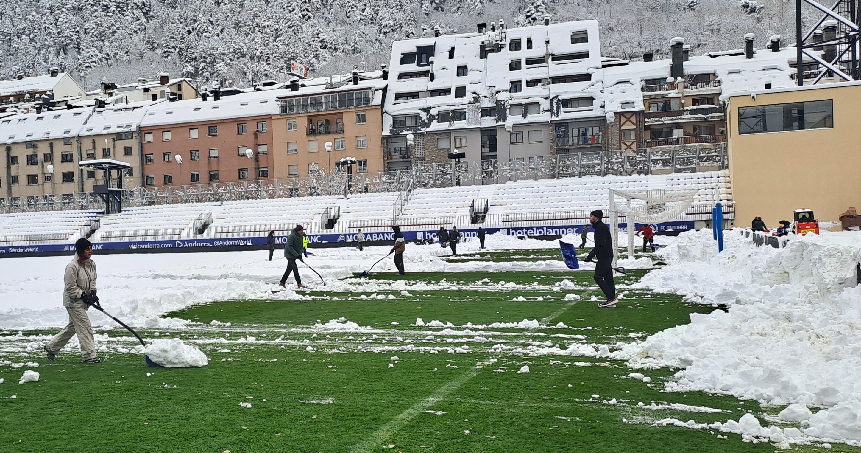 Gent netejant el camp. Gent netejant el camp.