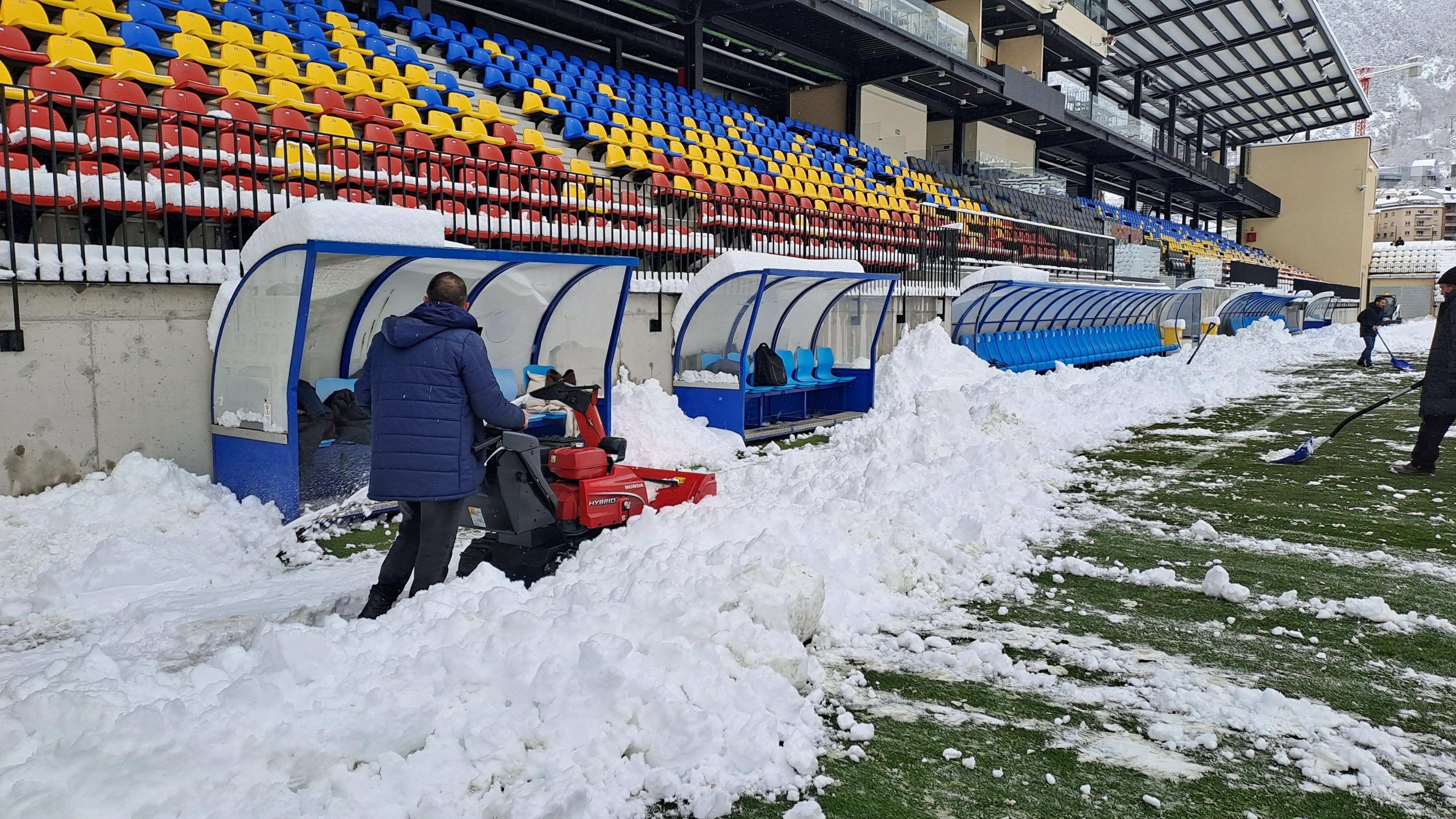 Un operari amb una màquina.