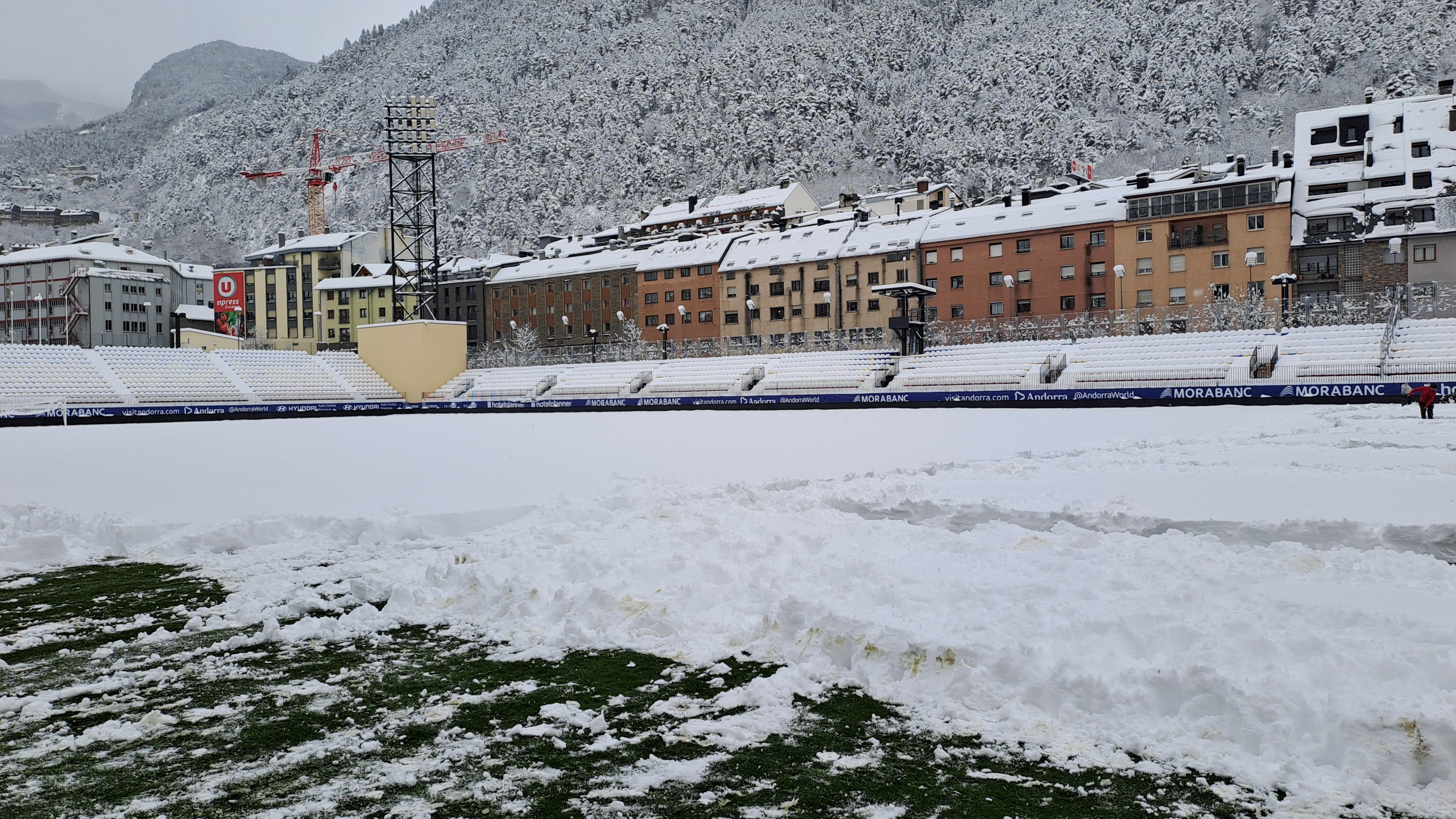 El camp presenta una gruixuda capa de neu.