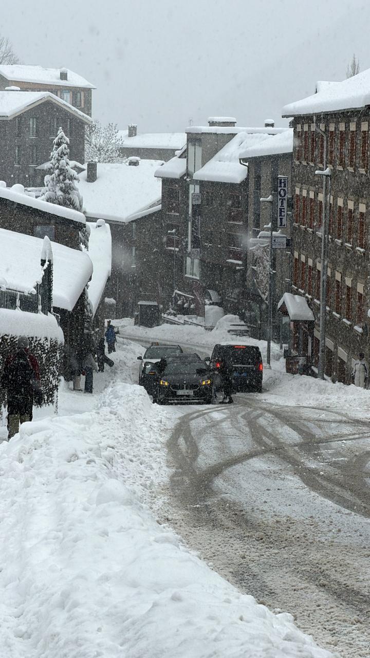 Un cotxe a Arinsal amb dificultats en no dur equipaments. Un cotxe a Arinsal amb dificultats en no dur equipaments.