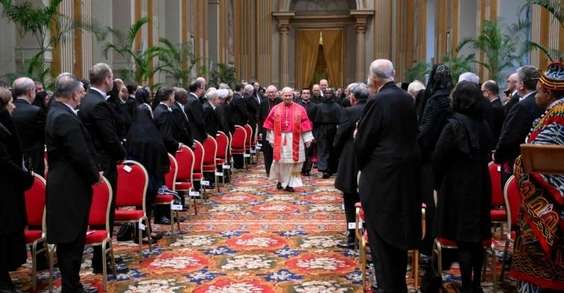 PAPA ENTRE DIPLOMÀTICS