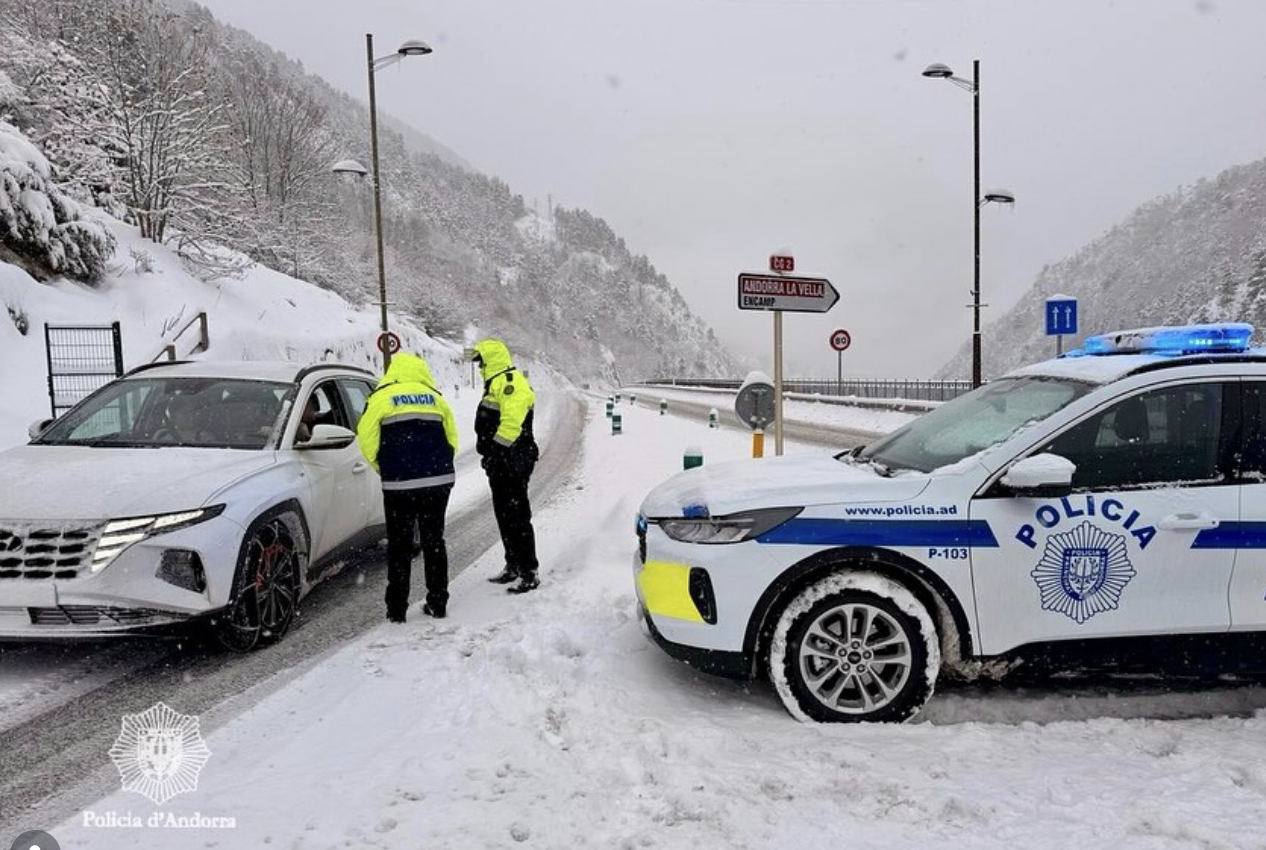 Agents de policia en un dels diversos controls que s'han fet al llarg de la jornada. Agents de policia en un dels diversos controls que s'han fet al llarg de la jornada.