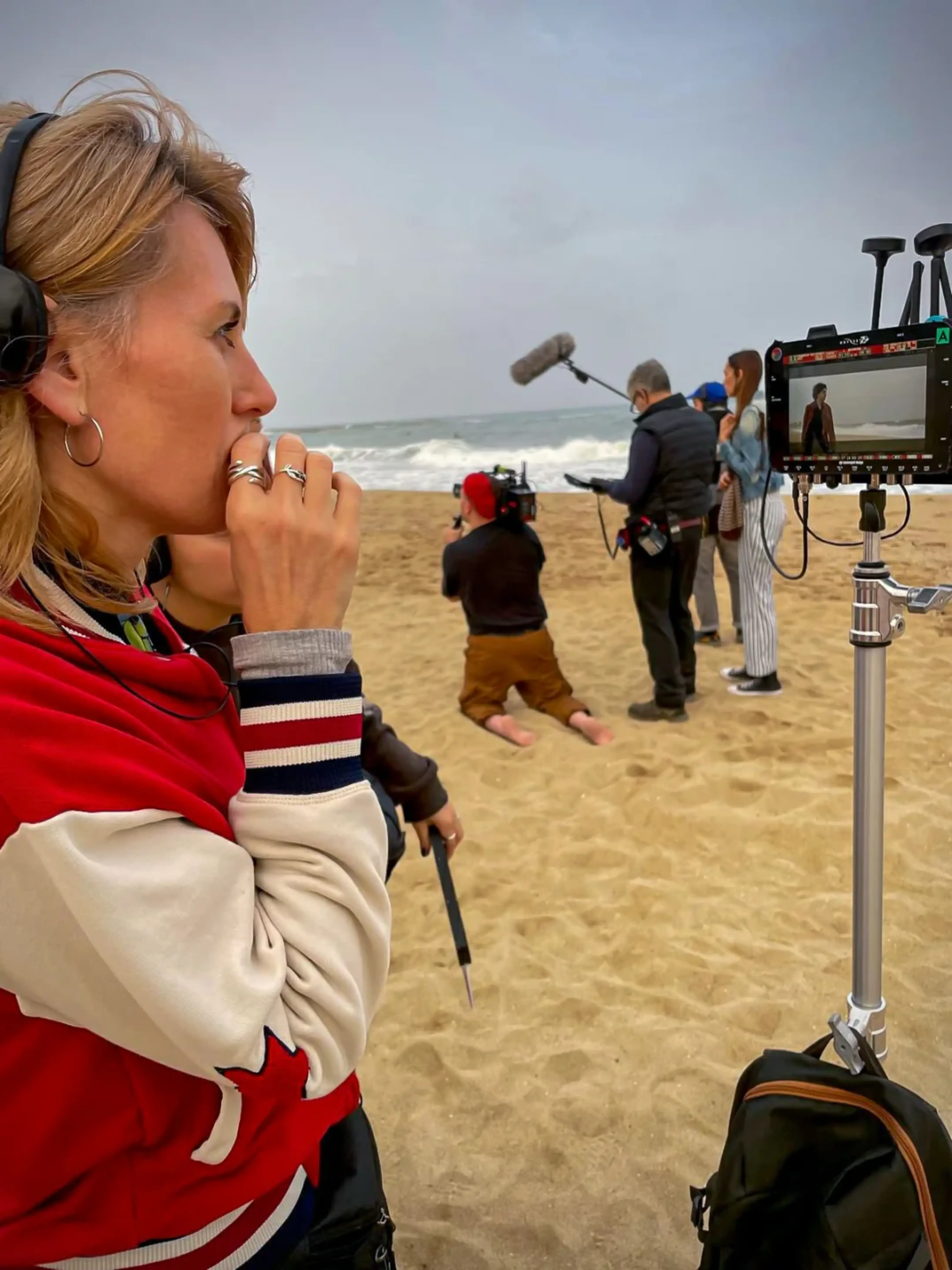 Elisabet Terri, directora del projecte, supervisant la filmació a la platja.