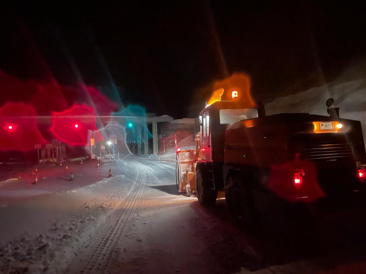 Màquines del COEX treballant aquesta nit en la retirada de neu als enllaços amb França, ja en territori veí.