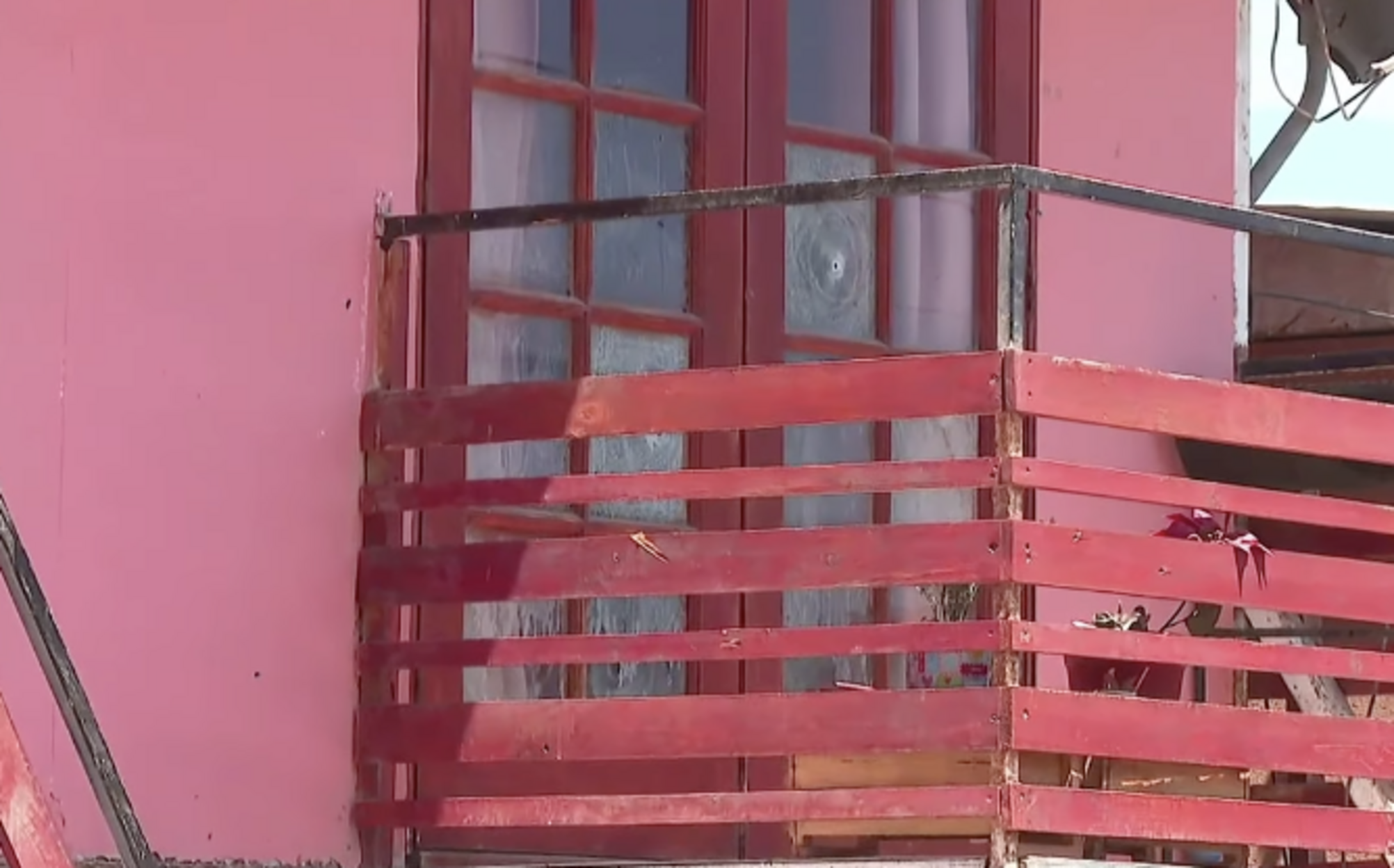 Un dels trets en un dels vidres del domicili on es van trobar les víctimes.