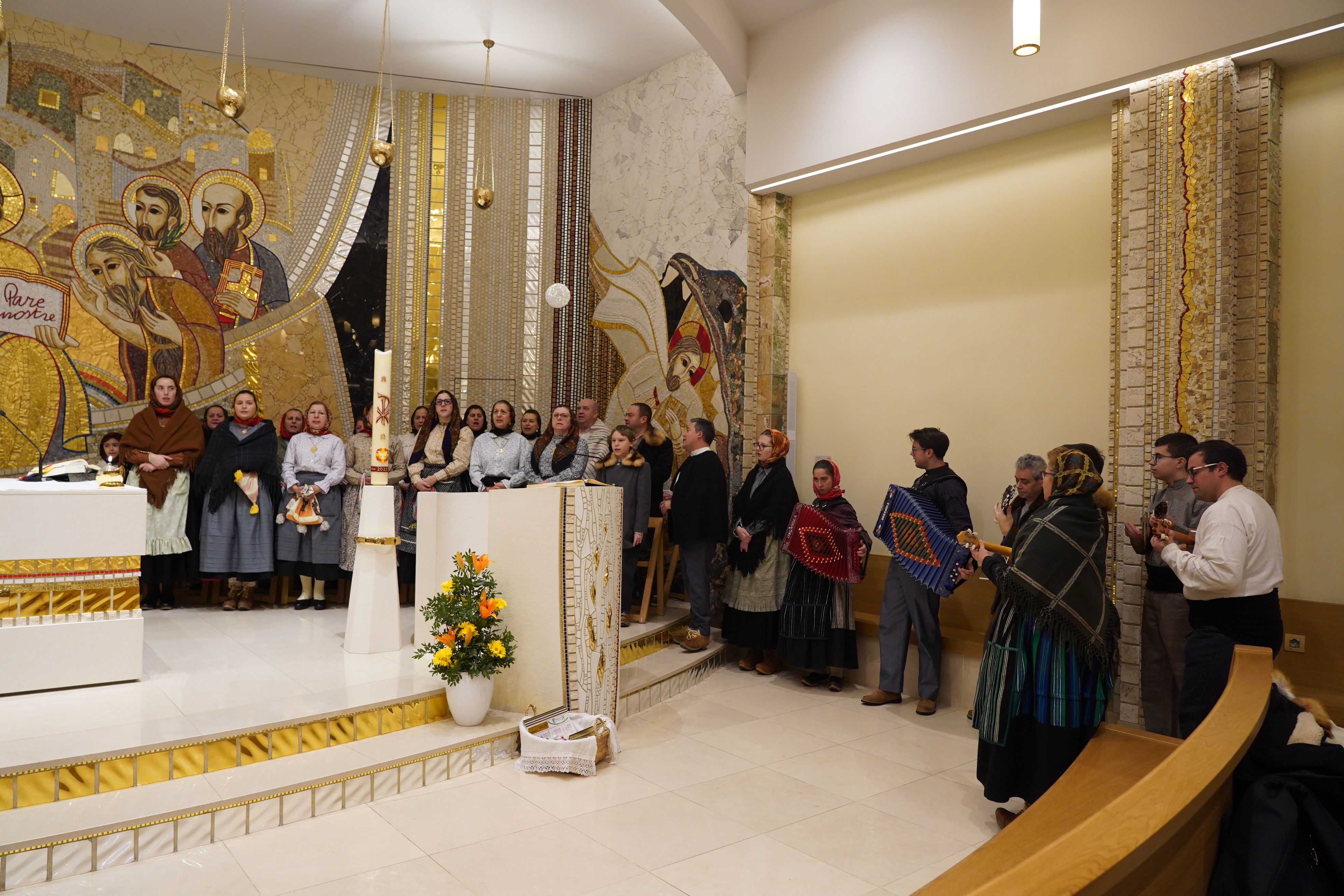 El grup de cantaires durant la missa.