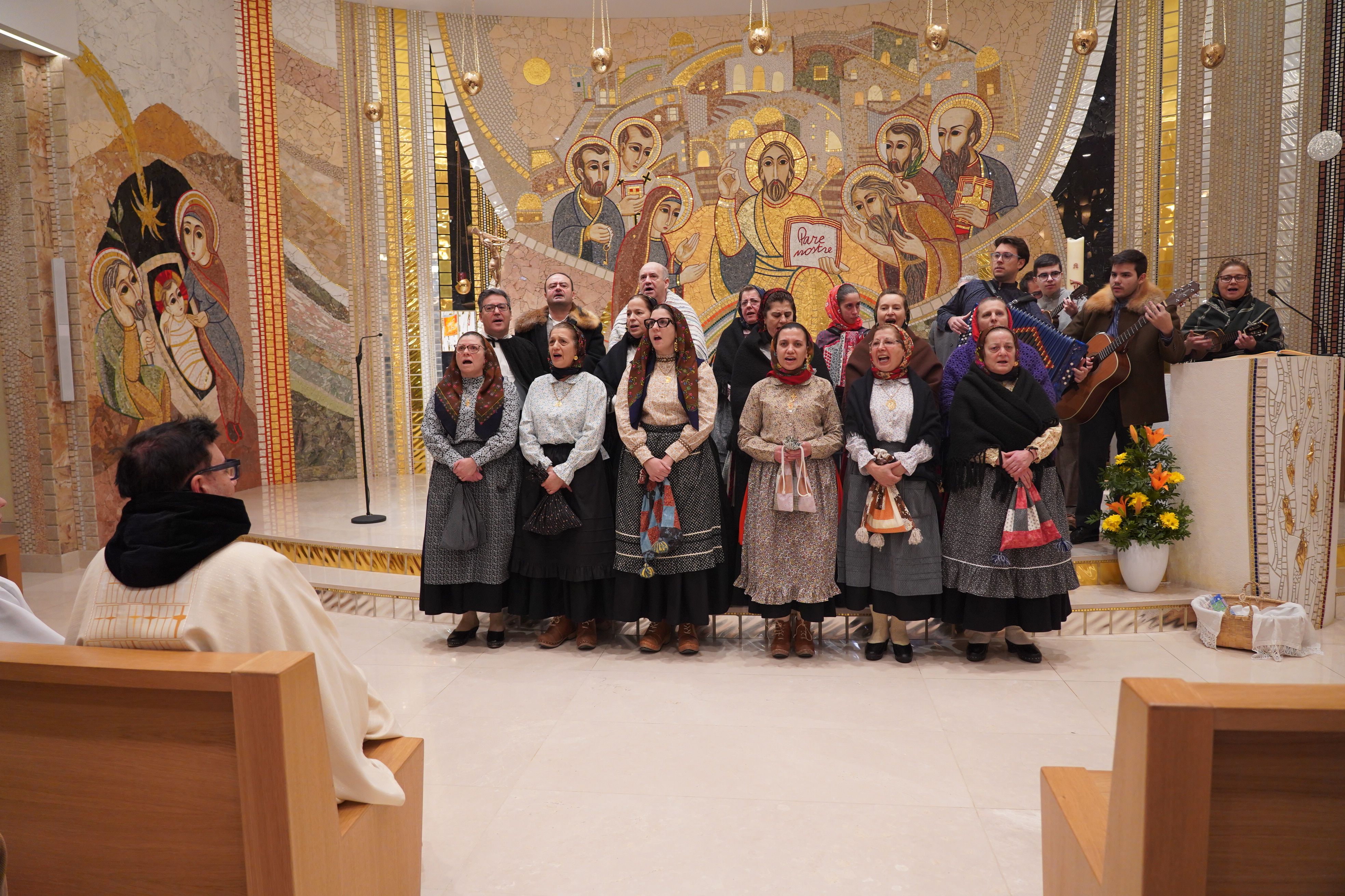 Mossèn Pepe escolta les janeiras cantades pel grup de folklore Casa de Portugal.