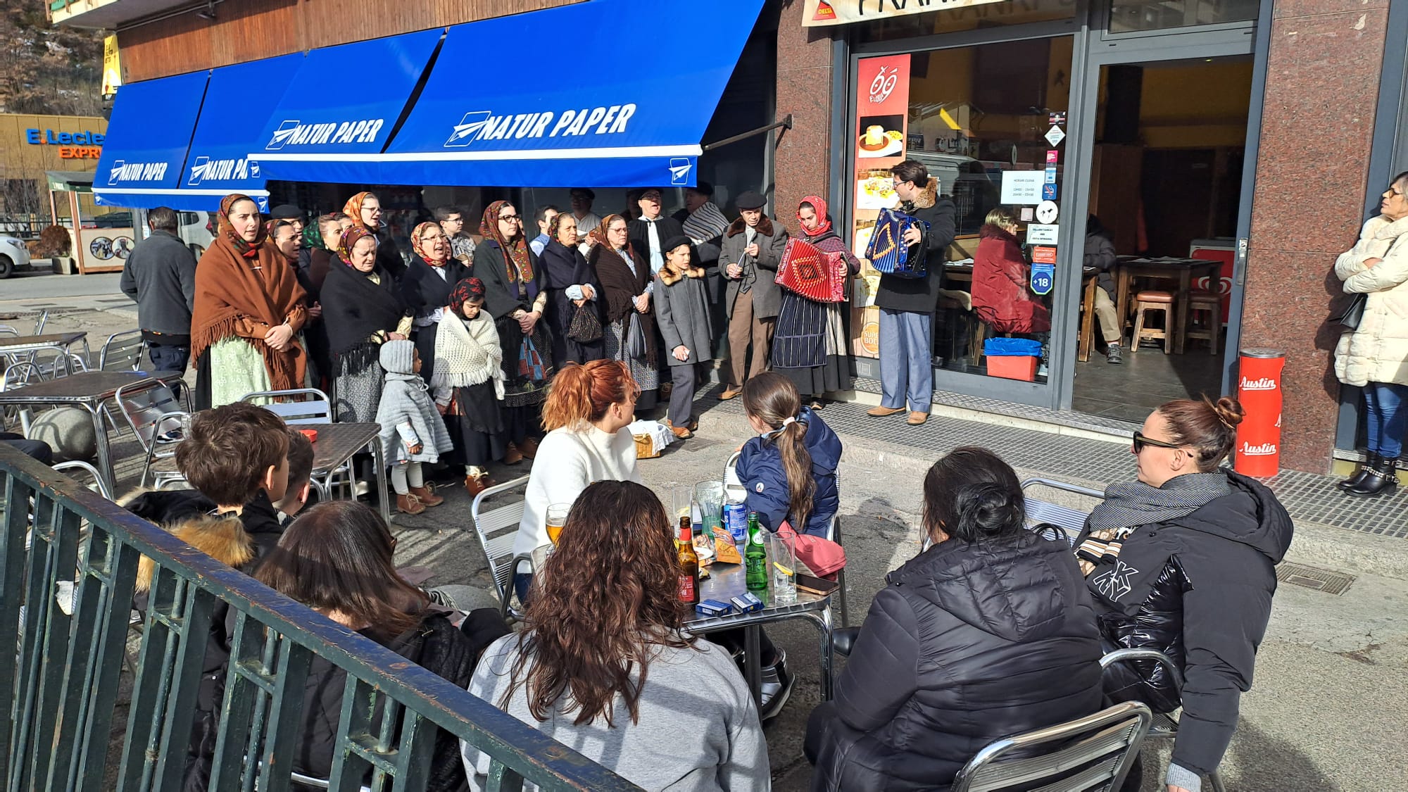 El grup cantant a l'exterior d'un conegut bar lauredià.