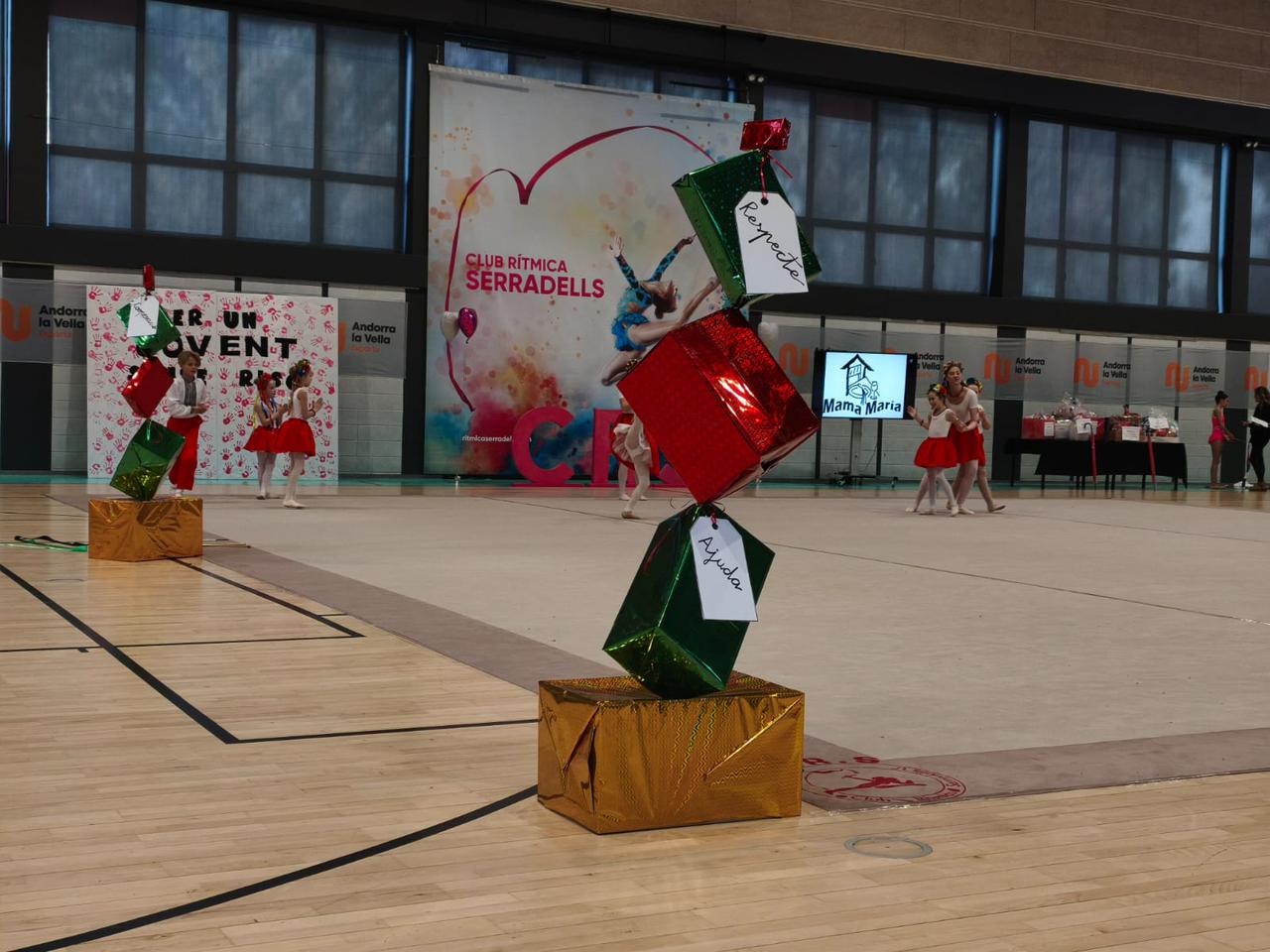 El tapís que ha acollit la gala, preparat per a les actuacions.