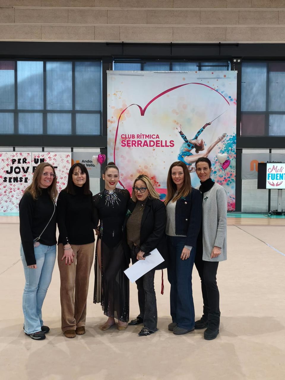Berezina, al centre de la imatge, ha estat acompanyada de les ministres Bonell i Mas, així com de les presidentes de l'ADJRA, Club Rítmica Serradells i el GAEE.