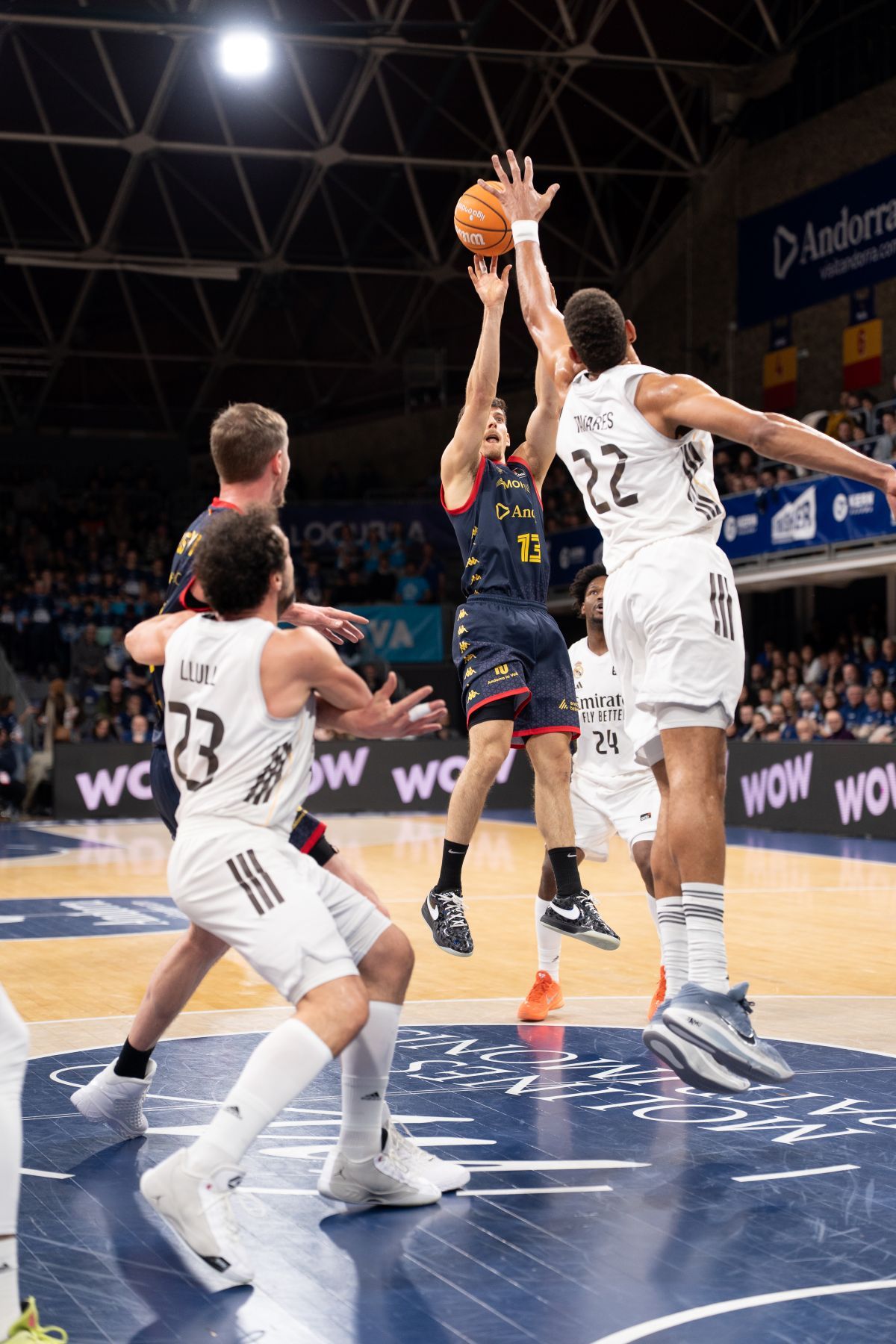 Tavares, tapant un dels tirs de Chumi Ortega.