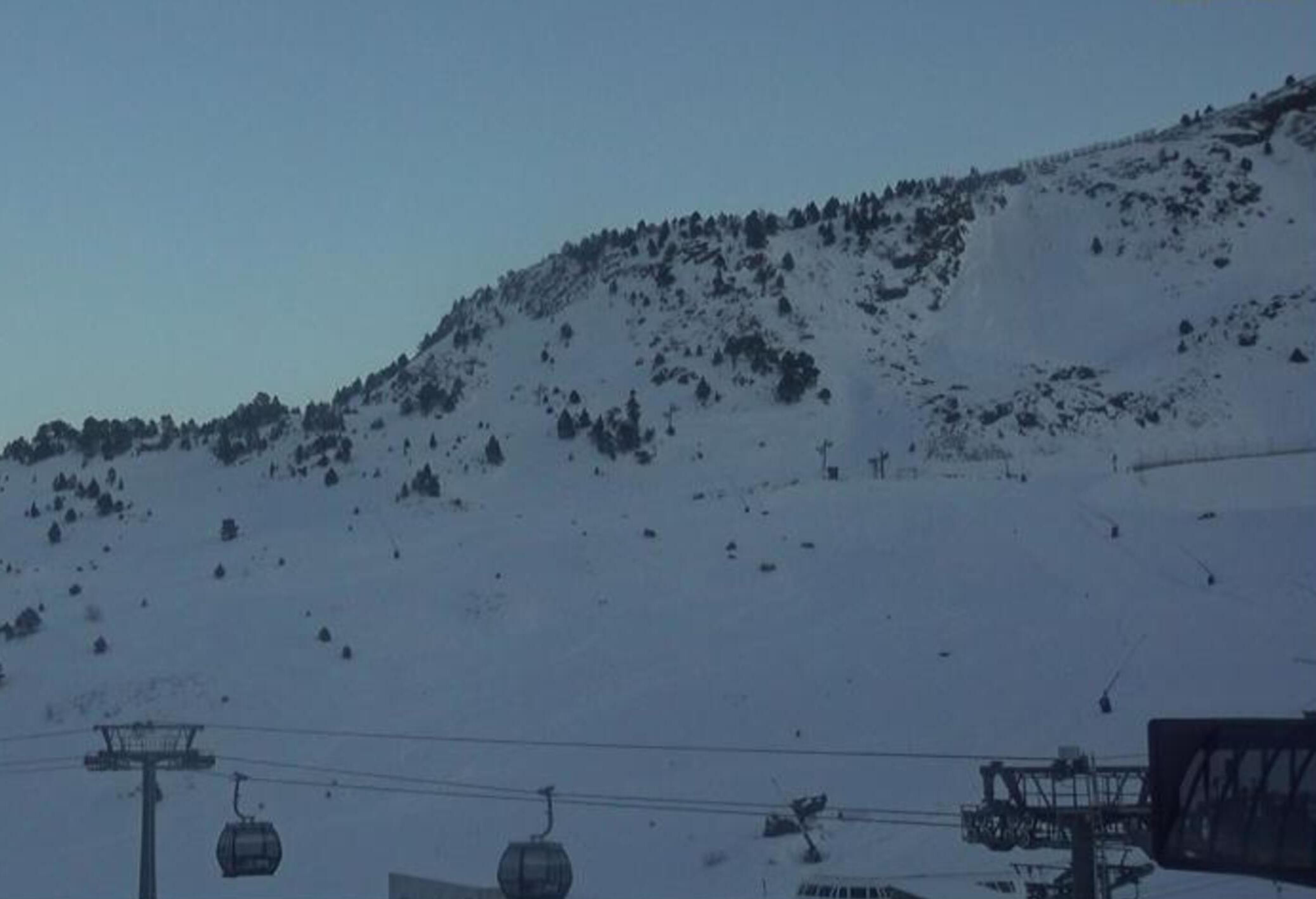 Vista de l'indret on hi ha hagut el despreniment, a dalt a la dreta.